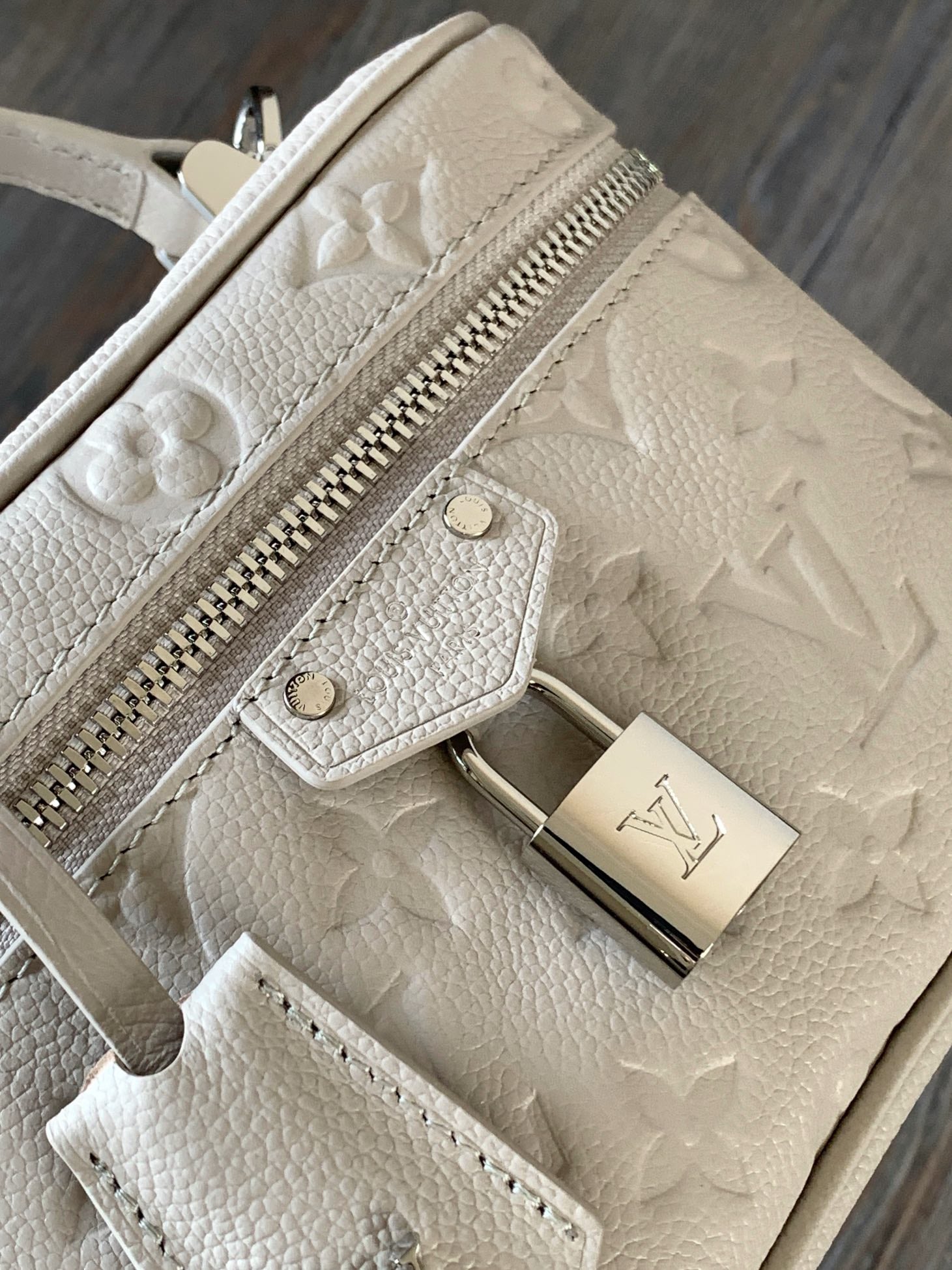 LV Vanity Chain Pouch 19cm Brume Gray Embossed Cowhide Metal HW mysite