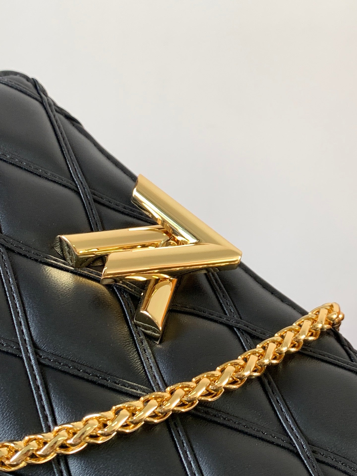 LV WOC Go-14 20cm Black Sheepskin GHW mysite