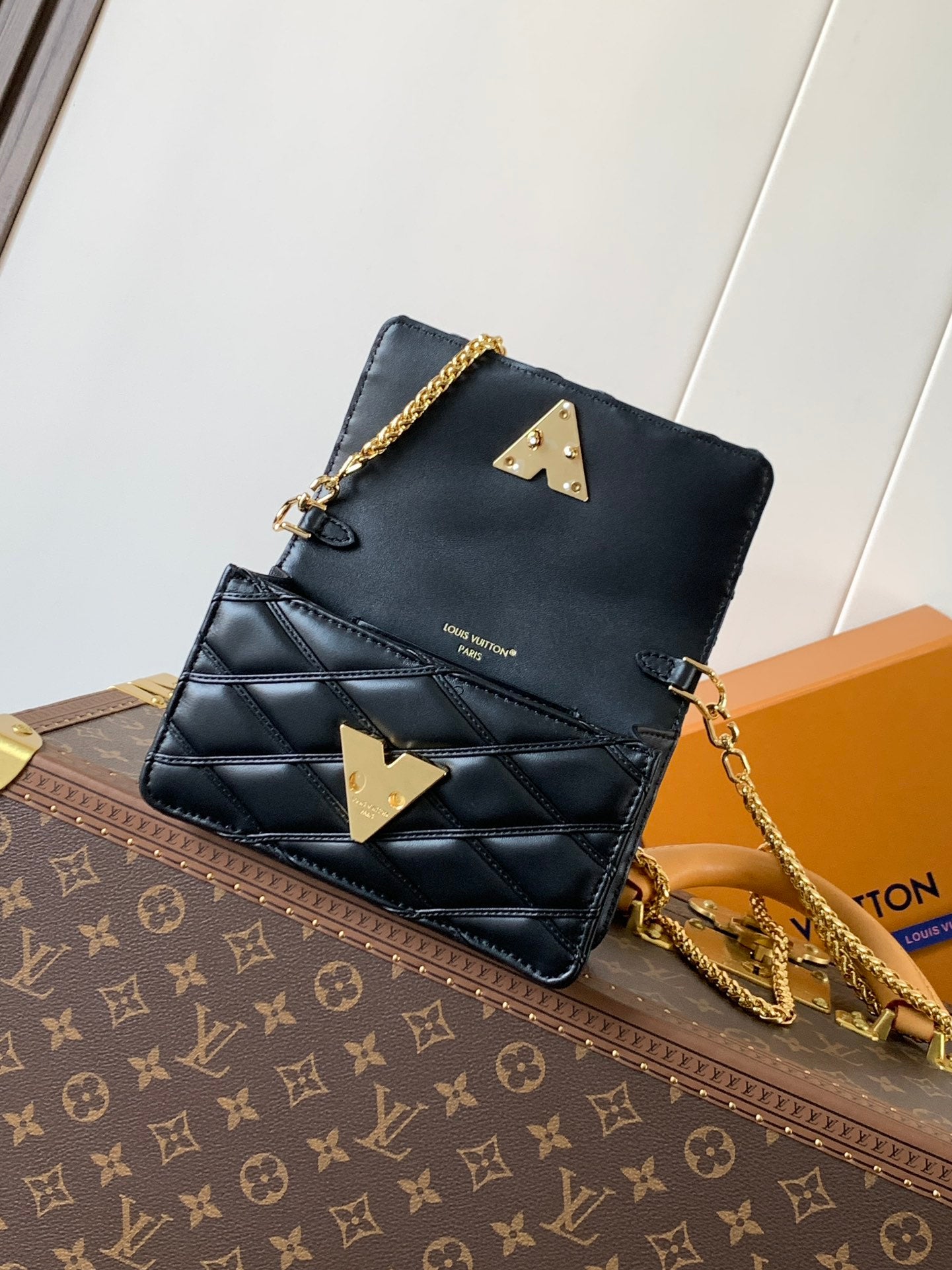 LV WOC Go-14 20cm Black Sheepskin GHW mysite