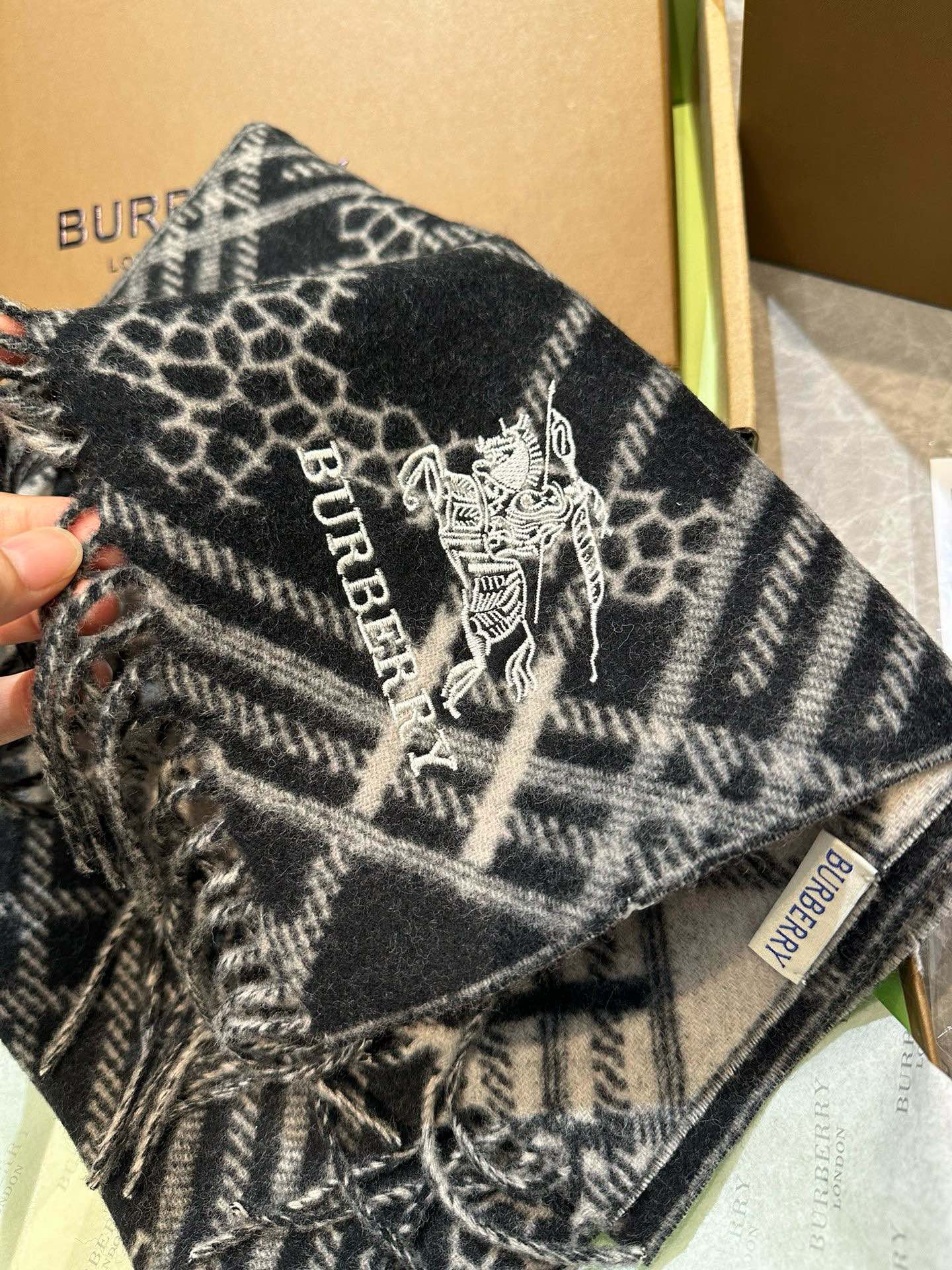 CLASSIC CHECK SCARF 168 CM IN BLACK CASHMERE 396320 mysite