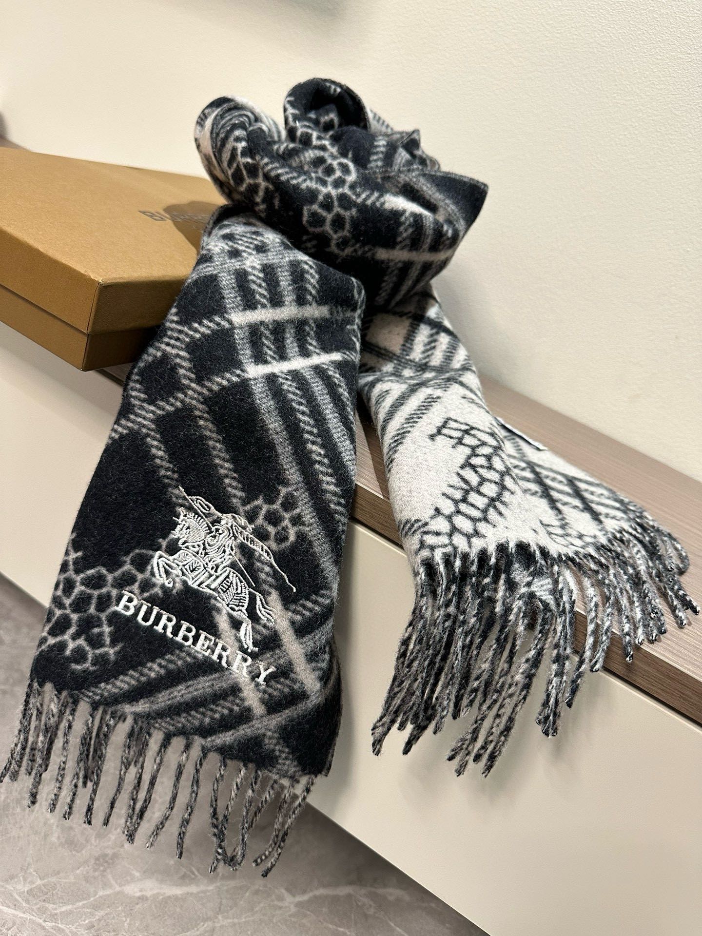 CLASSIC CHECK SCARF 168 CM IN BLACK CASHMERE 396320 mysite