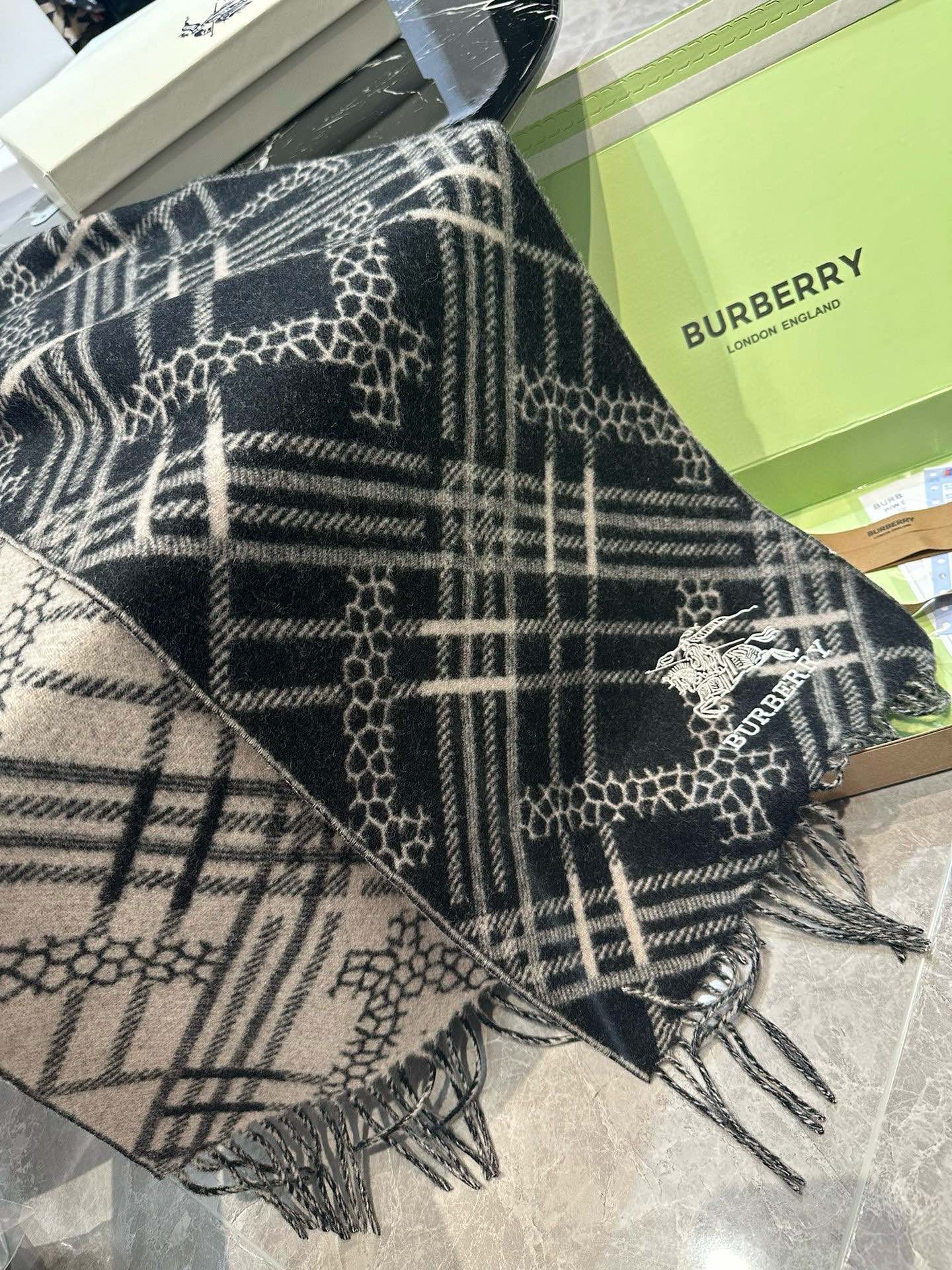 CLASSIC CHECK SCARF 168 CM IN BLACK CASHMERE 396320 mysite