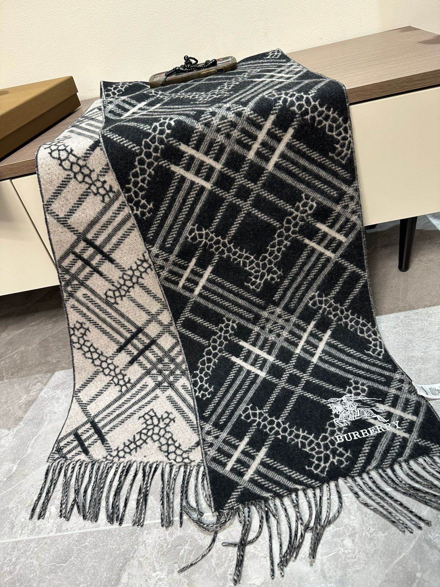 CLASSIC CHECK SCARF 168 CM IN BLACK CASHMERE 396320 mysite