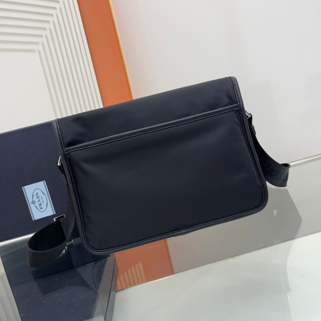 PRA SMALL 26 SHOULDERBAG IN BLACK SAFFIANO LEATHER mysite