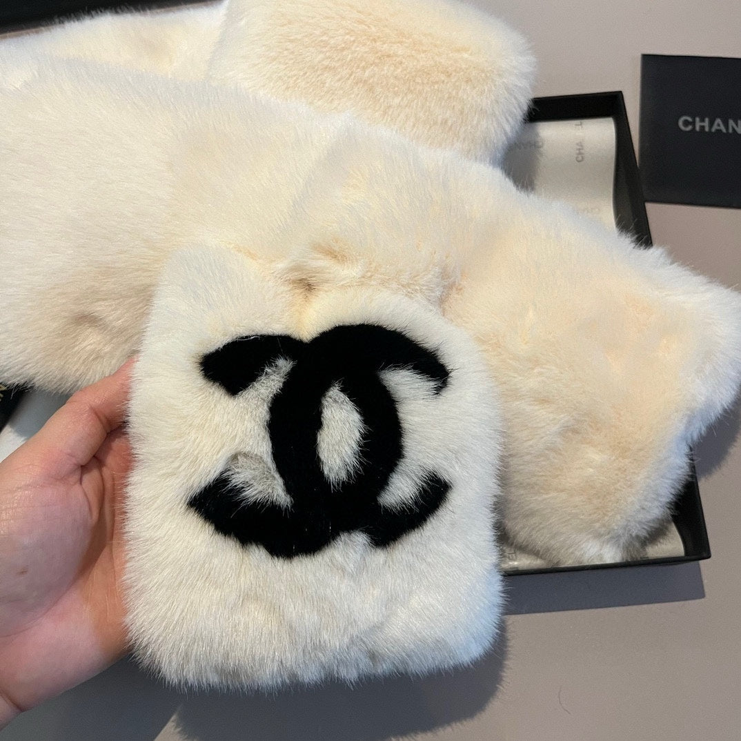SCARF IN WHITE RABBIT FUR WITH BLACK LOGO 397437 mysite