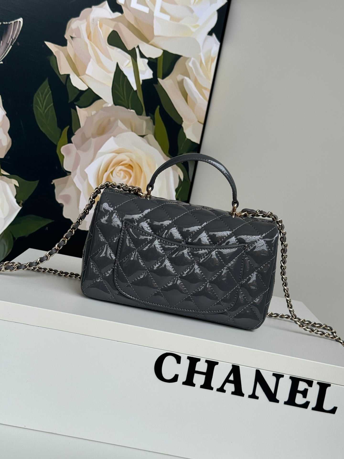 24c mini flap bag 20cm with top handle grey patent calfskin mysite