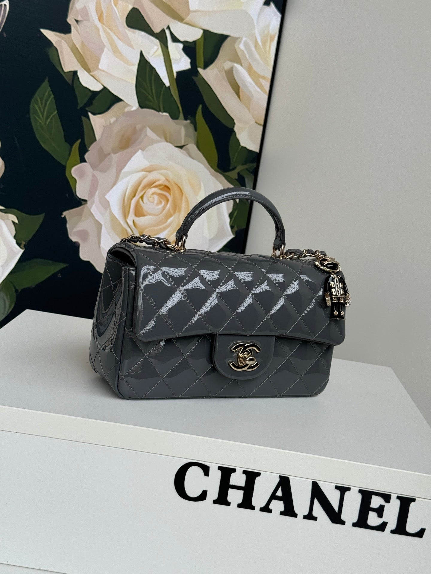 24c mini flap bag 20cm with top handle grey patent calfskin mysite