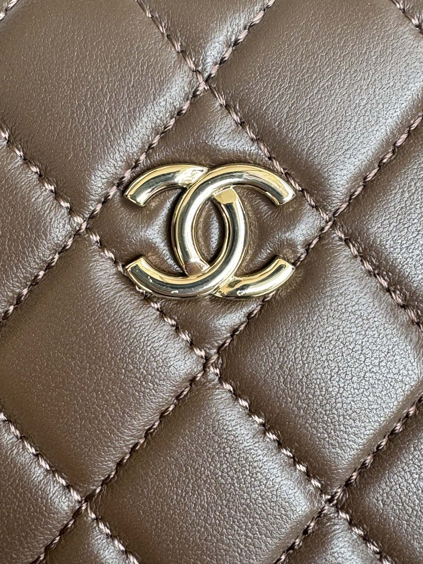 MEDIUM BOX BAG 22 IN CHOCOLATE LAMBSKIN GOLD HARDWARE mysite