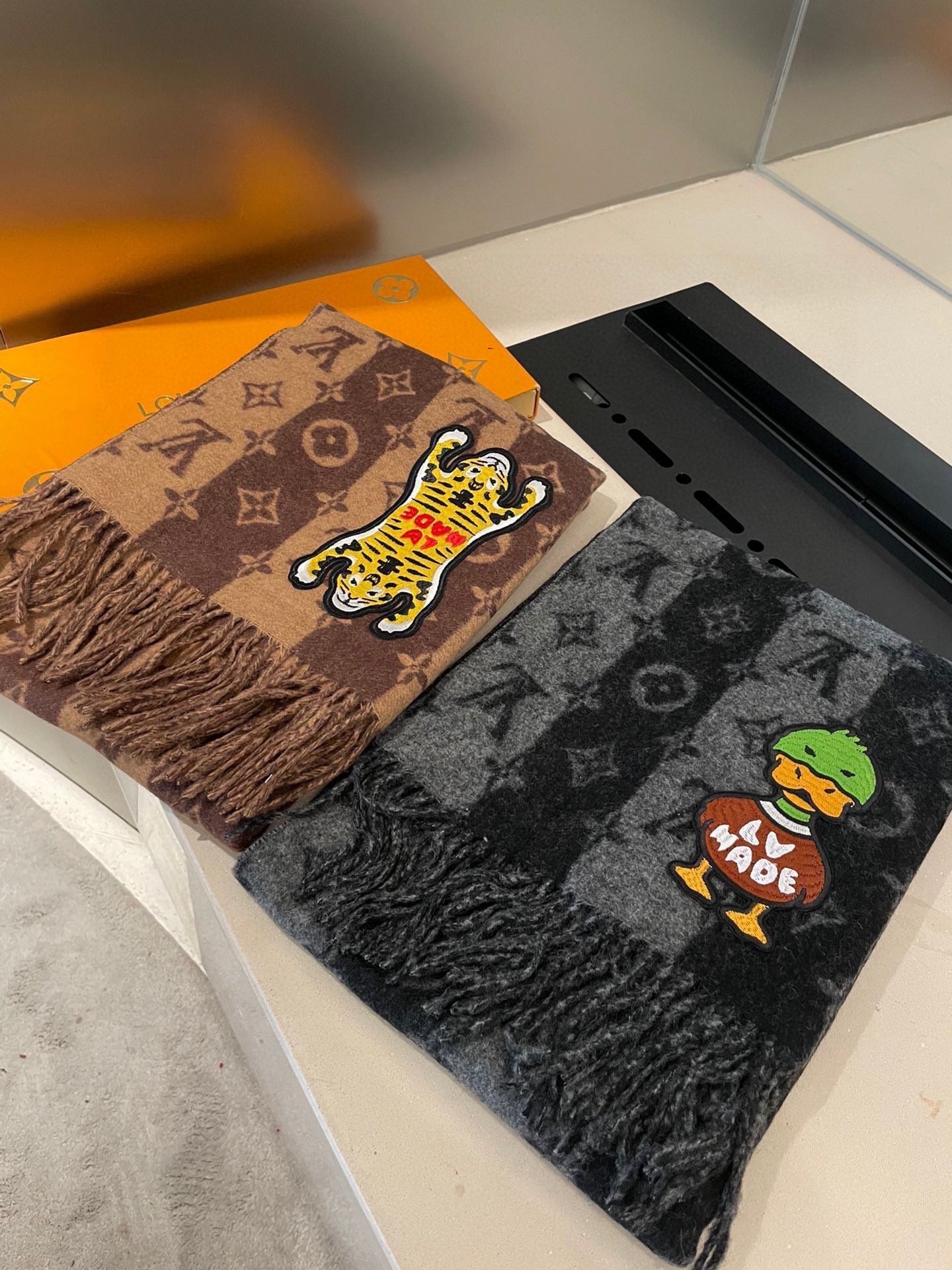 TIGER PATTERN SCARF 205 CM IN BLACK CASHMERE  390875 mysite