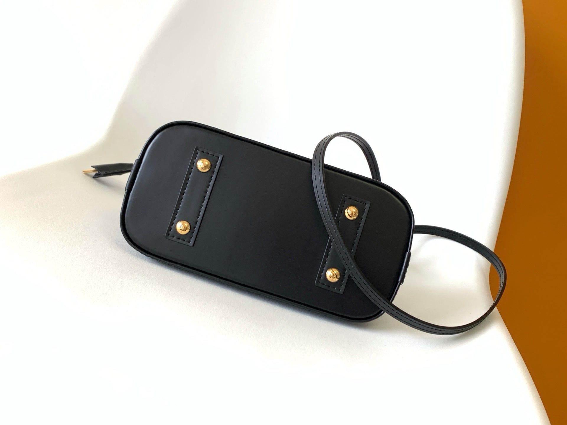 LVxTM Alma BB Handbag 18cm Black Epi Cowhide Metal GHW mysite