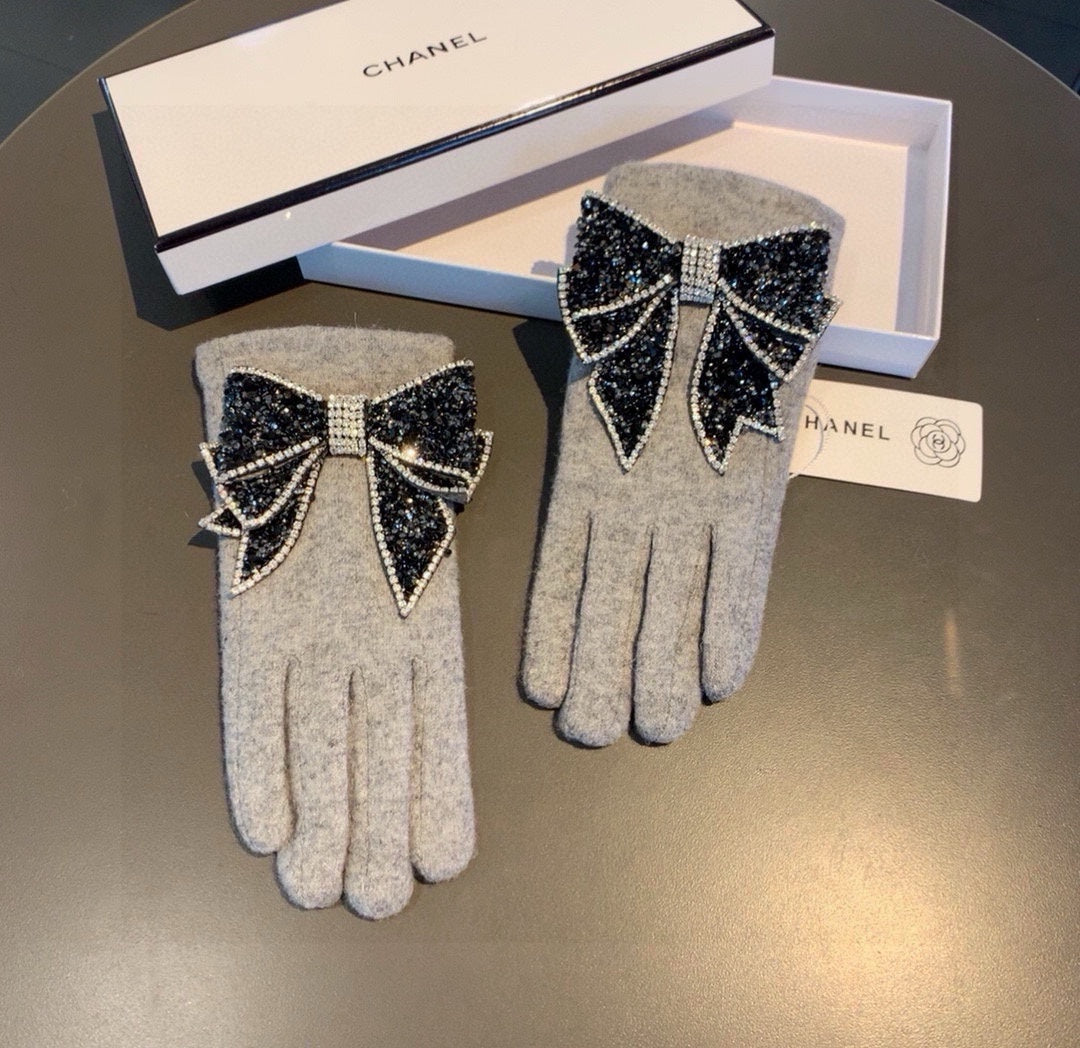 GLOVES IN DOVE GRAY WOOL WITH RHINSTONES 429246 mysite