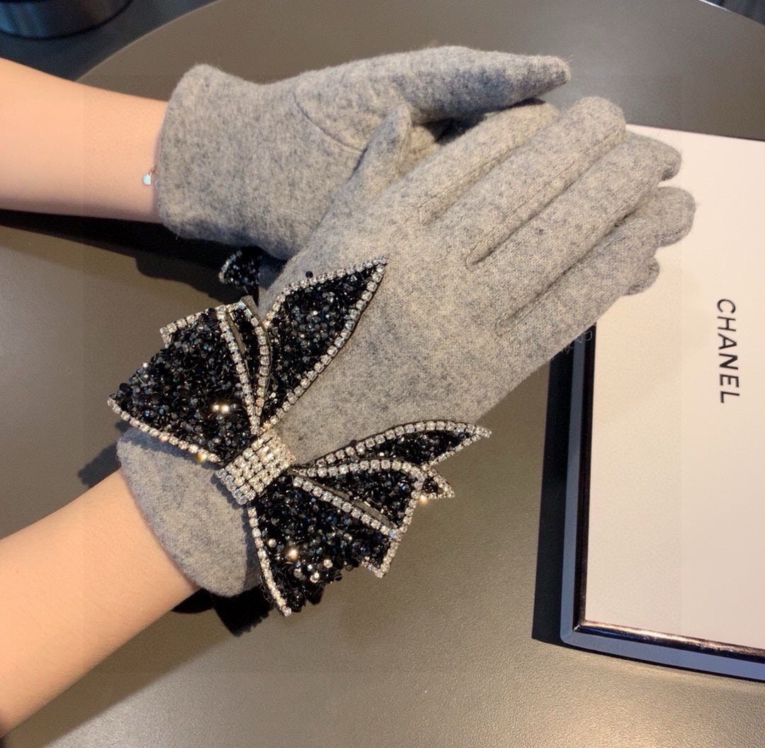GLOVES IN DOVE GRAY WOOL WITH RHINSTONES 429246 mysite