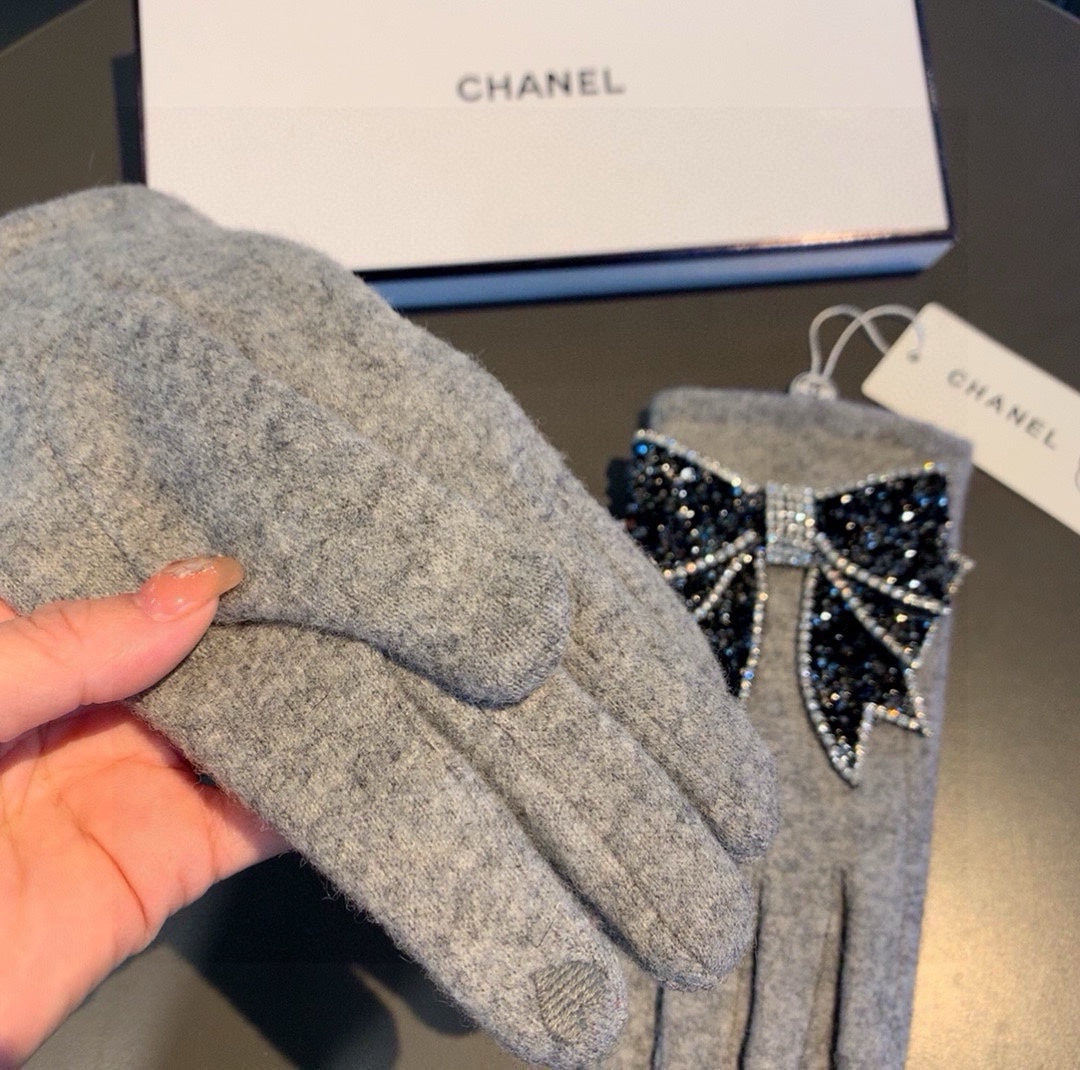 GLOVES IN DOVE GRAY WOOL WITH RHINSTONES 429246 mysite