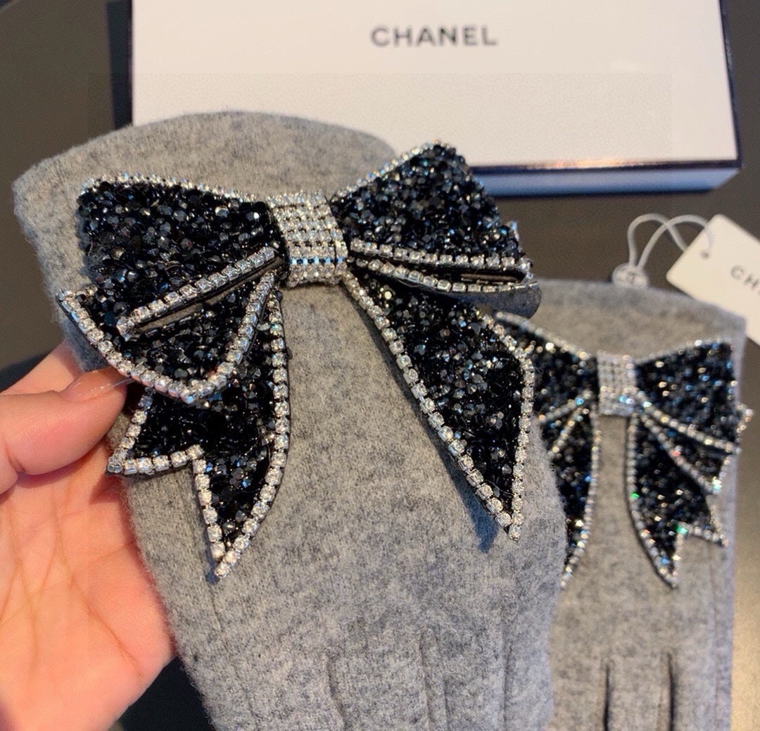 GLOVES IN DOVE GRAY WOOL WITH RHINSTONES 429246 mysite
