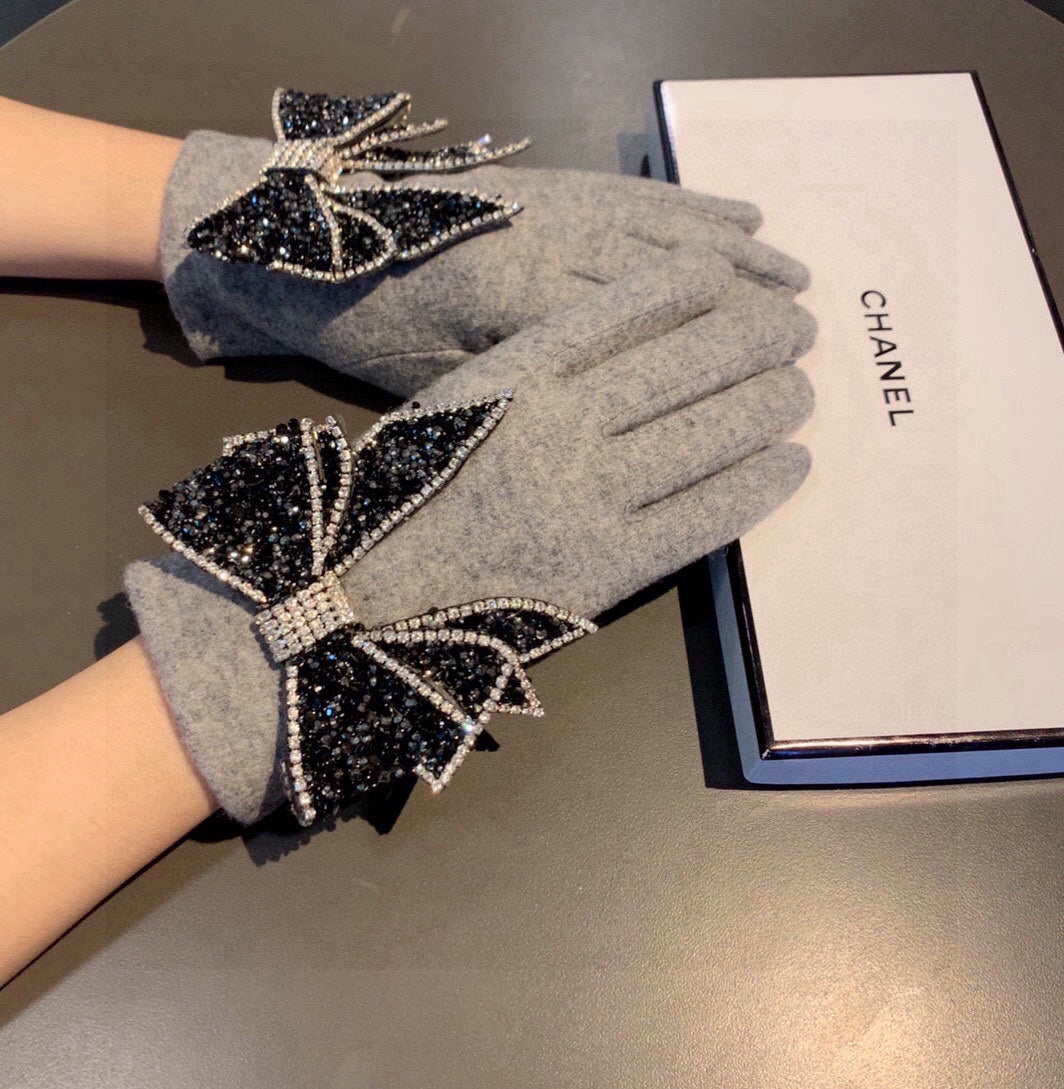 GLOVES IN DOVE GRAY WOOL WITH RHINSTONES 429246 mysite