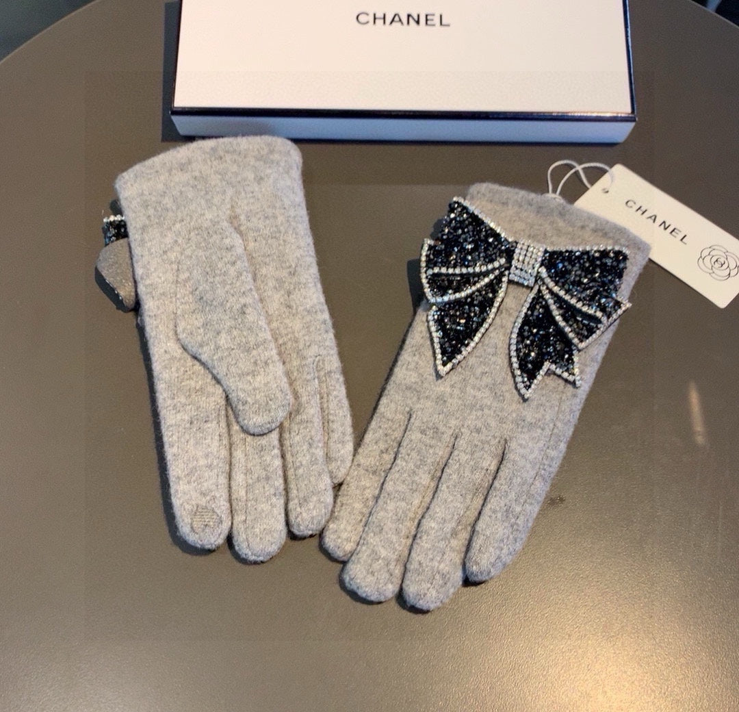 GLOVES IN DOVE GRAY WOOL WITH RHINSTONES 429246 mysite
