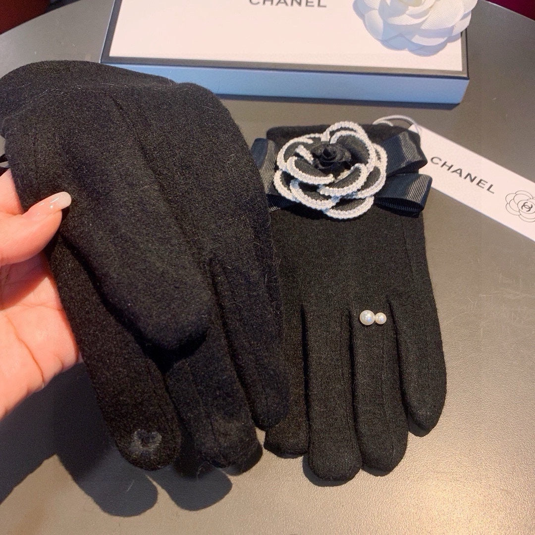 GLOVES IN BLACK WOOL WITH FLOWER 456325 mysite