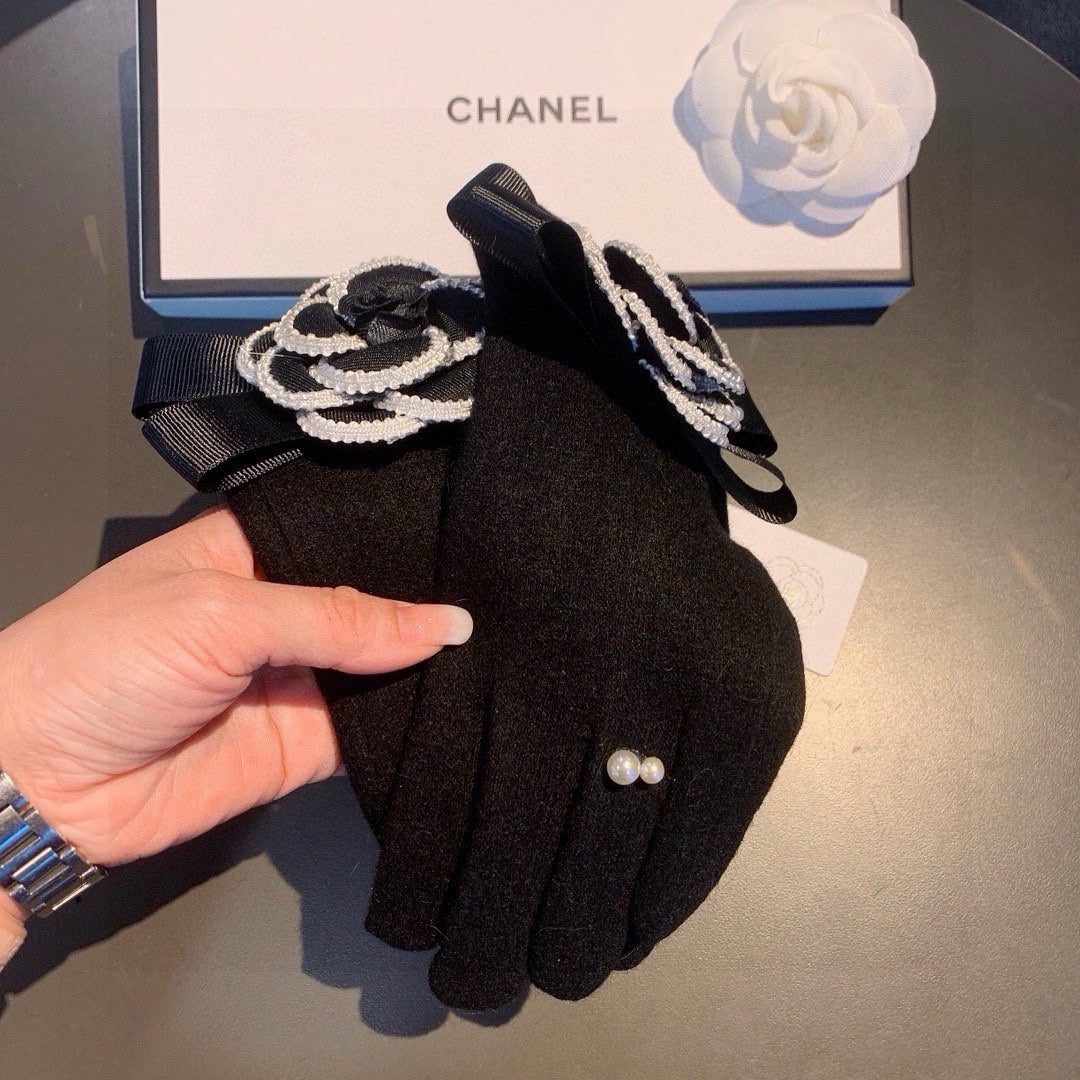 GLOVES IN BLACK WOOL WITH FLOWER 456325 mysite