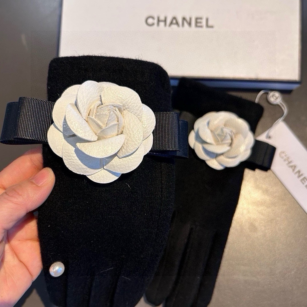 GLOVES IN BLACK WOOL WITH WHITE FLOWER 456326 mysite