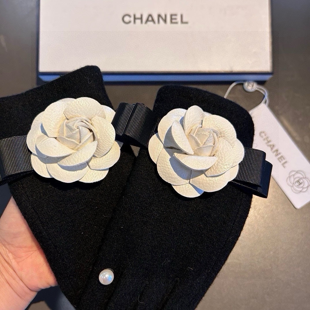 GLOVES IN BLACK WOOL WITH WHITE FLOWER 456326 mysite