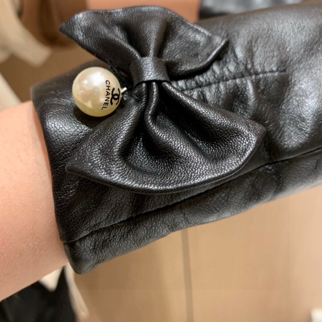 TOUCHSCREEN GLOVES IN BLACK LAMBSKIN WITH GOLD LOGO 462264 mysite