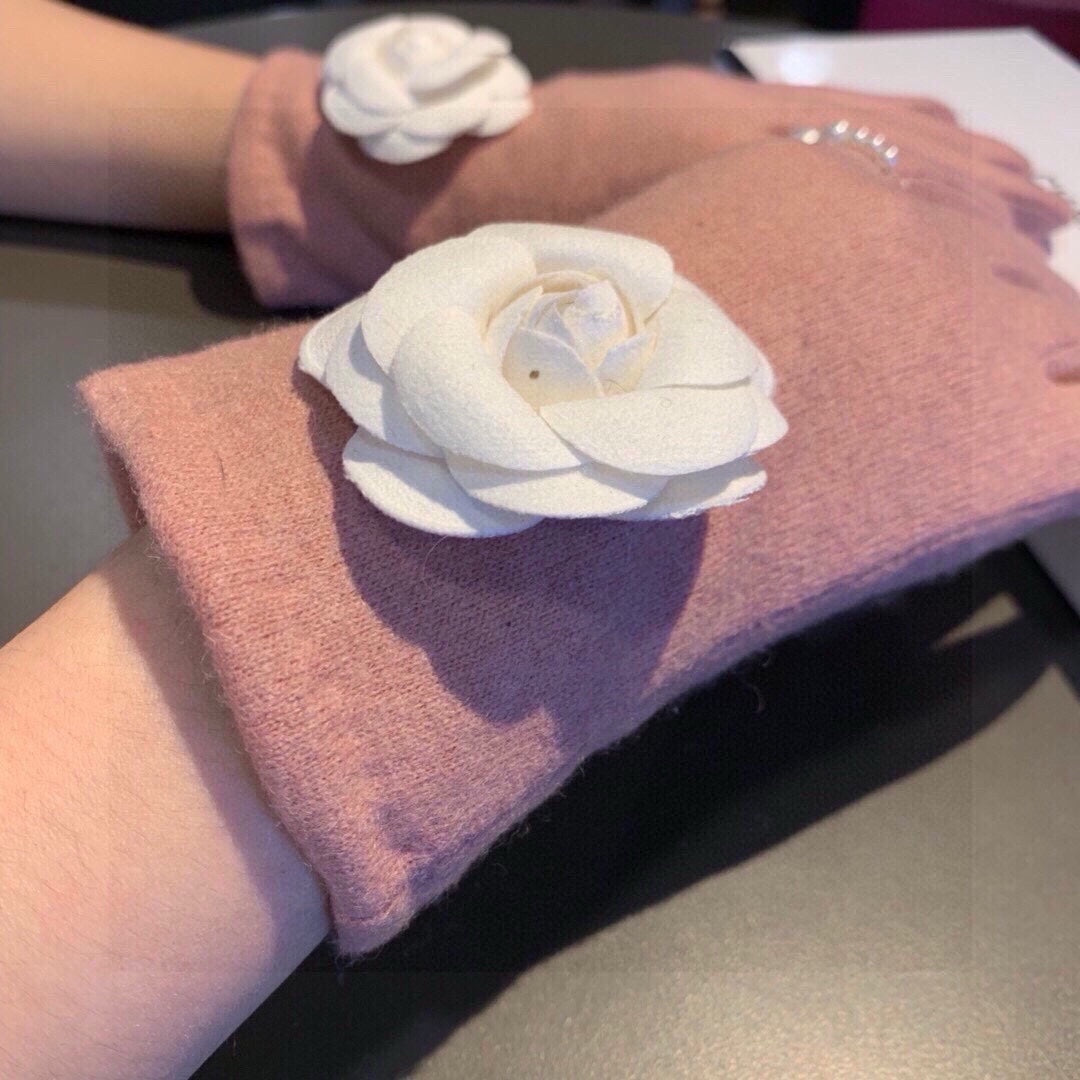 GLOVES IN CREPE PINK WOOL WITH LARGE WHITE FLOWER 464992 mysite