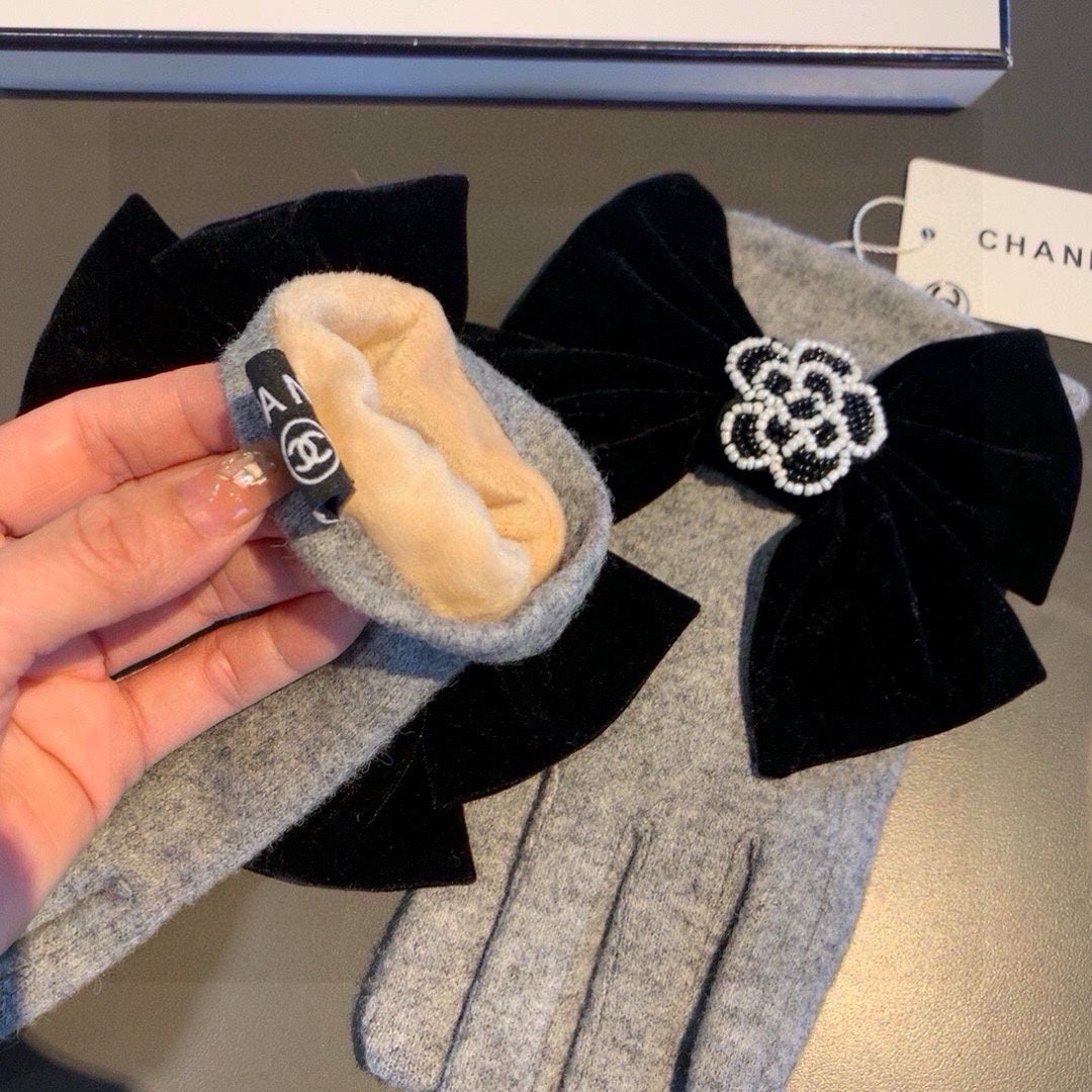 GLOVES IN DOVE GRAY WOOL WITH LARGE BLACK BOW 464994 mysite