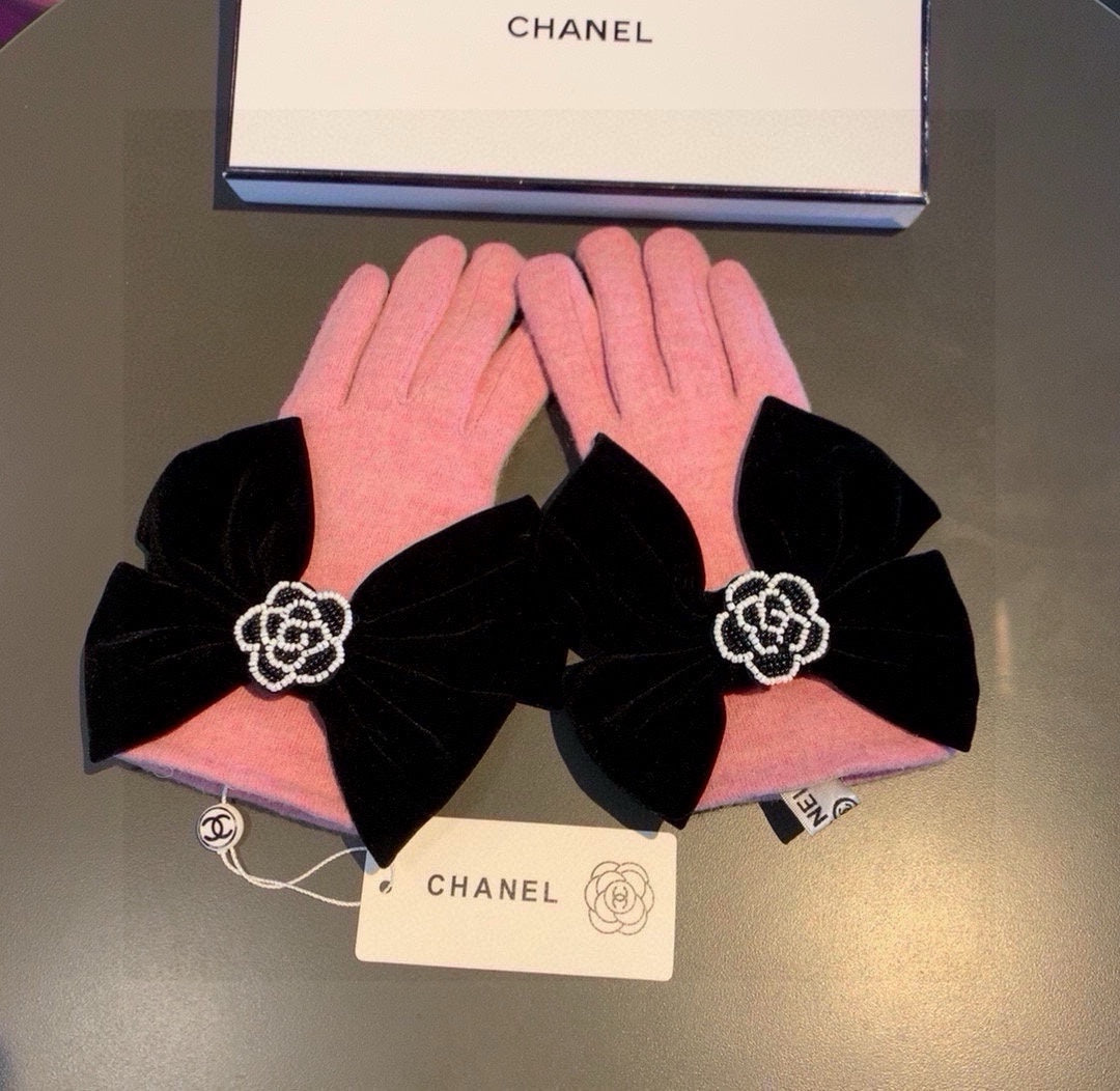 GLOVES IN FLAMINGO PINK WOOL WITH LARGE BLACK BOW 464995 mysite