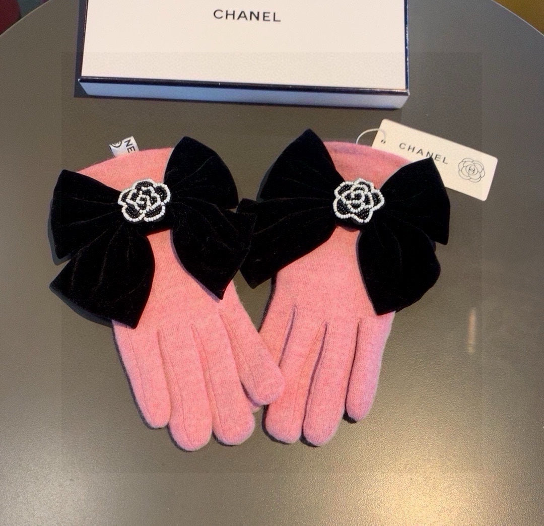 GLOVES IN FLAMINGO PINK WOOL WITH LARGE BLACK BOW 464995 mysite