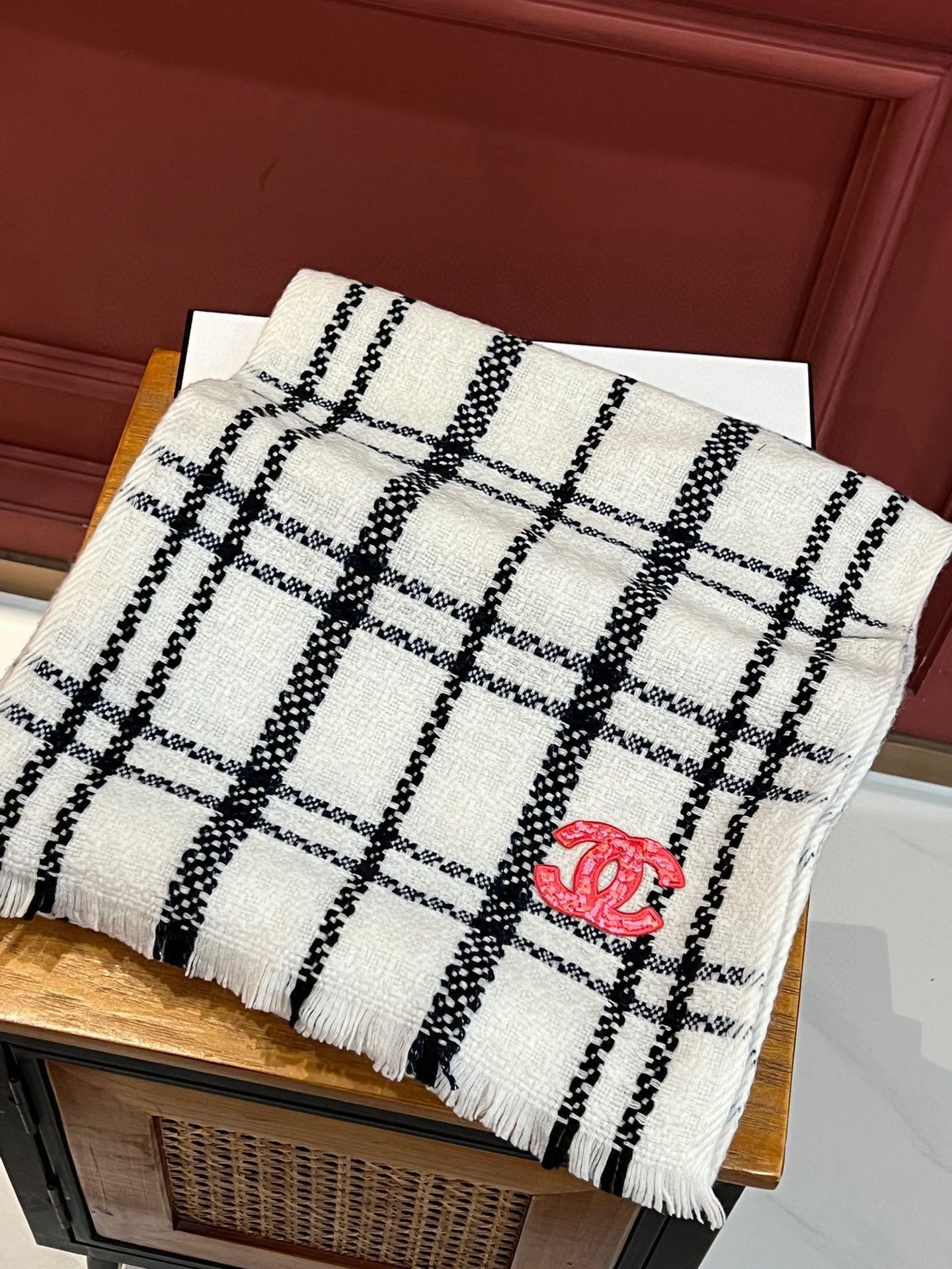SCARF 190 CM IN WHITE MIX BLACK CASHMERE WITH RED LOGO 396472 mysite