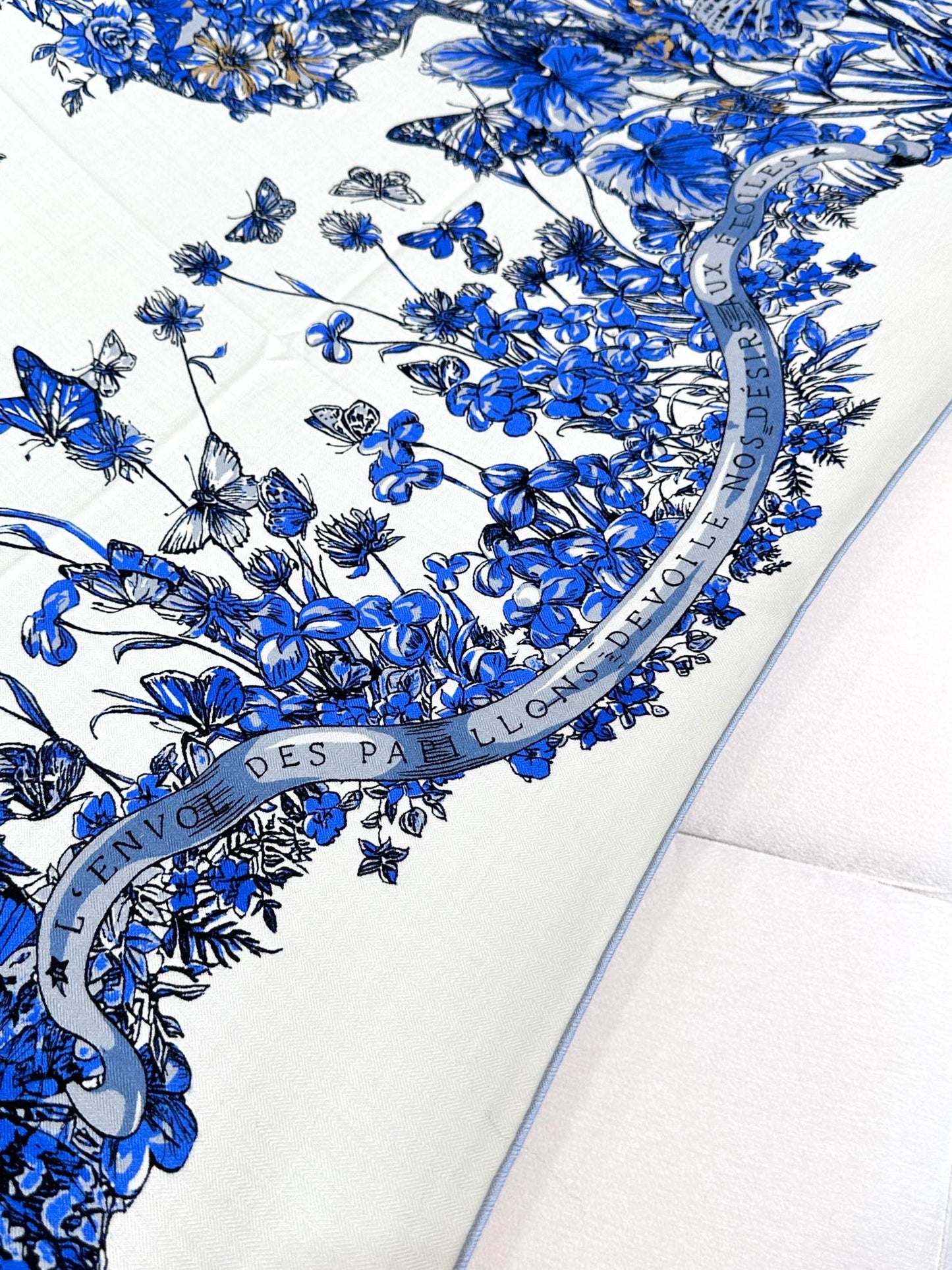 SQUARE SCARF 140 CM IN WHITE MIX COBALT BLUE CASHMERE AND SILK 390940 mysite