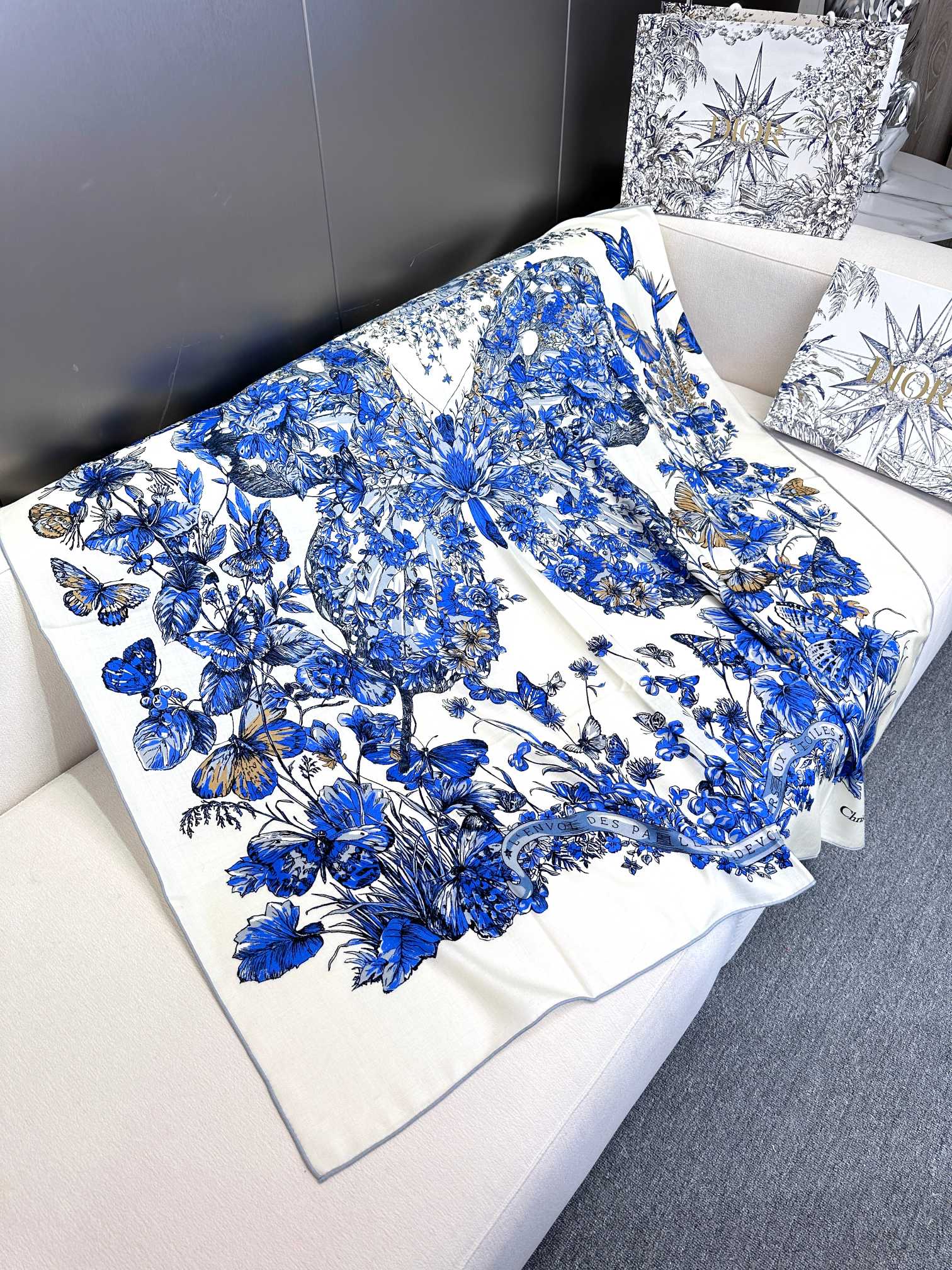 SQUARE SCARF 140 CM IN WHITE MIX COBALT BLUE CASHMERE AND SILK 390940 mysite