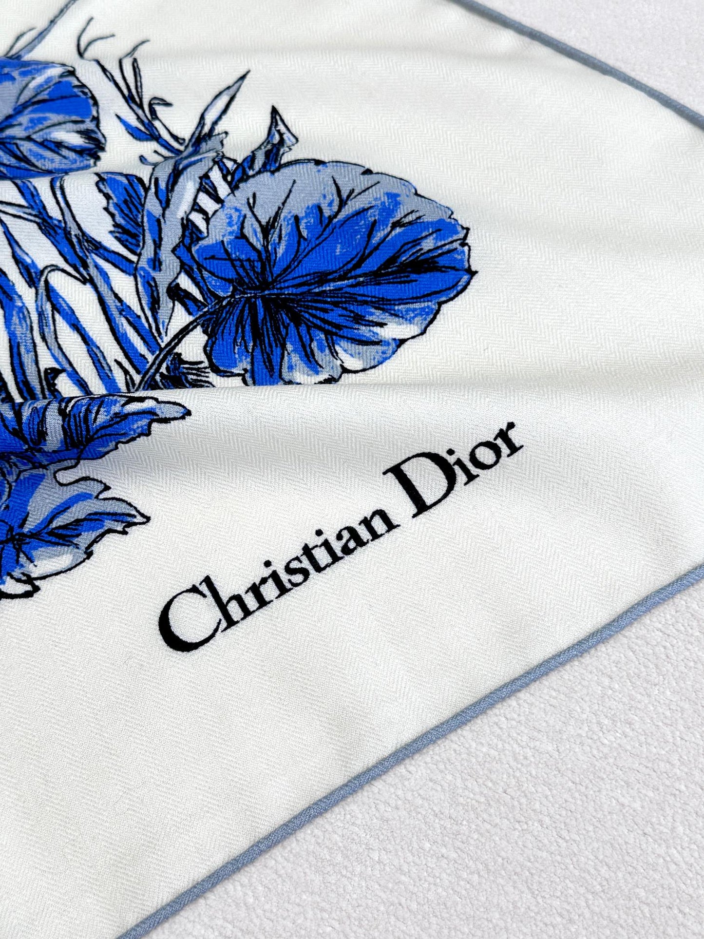 SQUARE SCARF 140 CM IN WHITE MIX COBALT BLUE CASHMERE AND SILK 390940 mysite