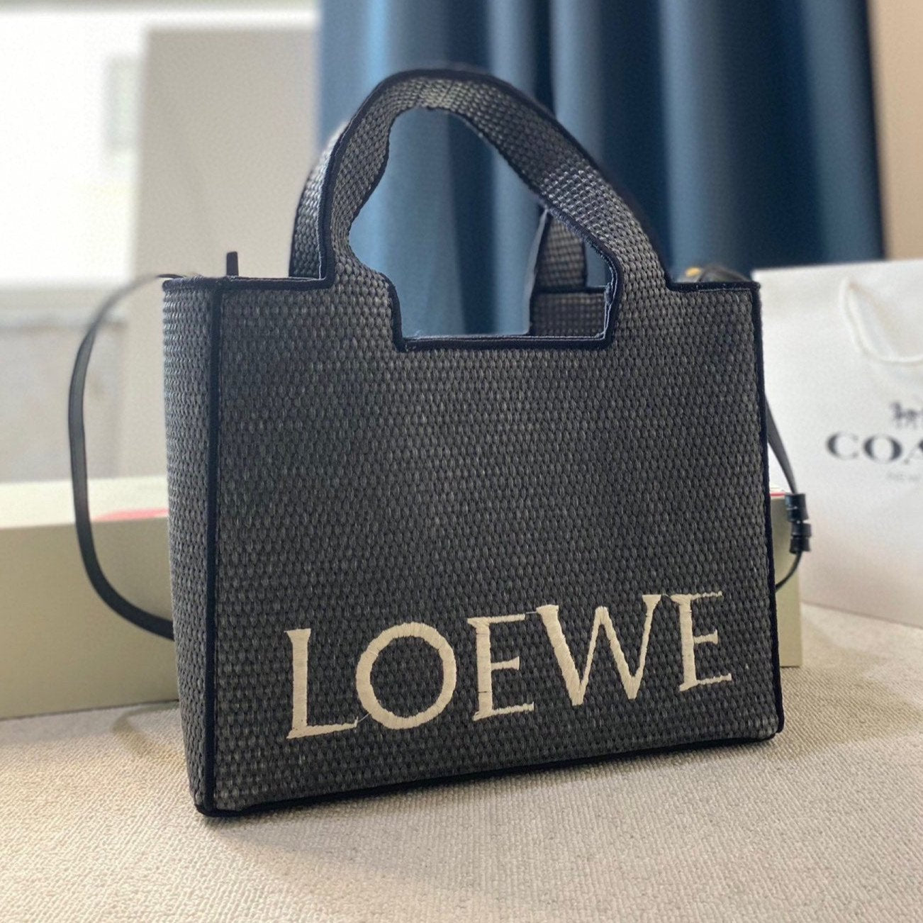 LOE LARGE 32 FONT TOTE IN BLACK RAFFIA mysite