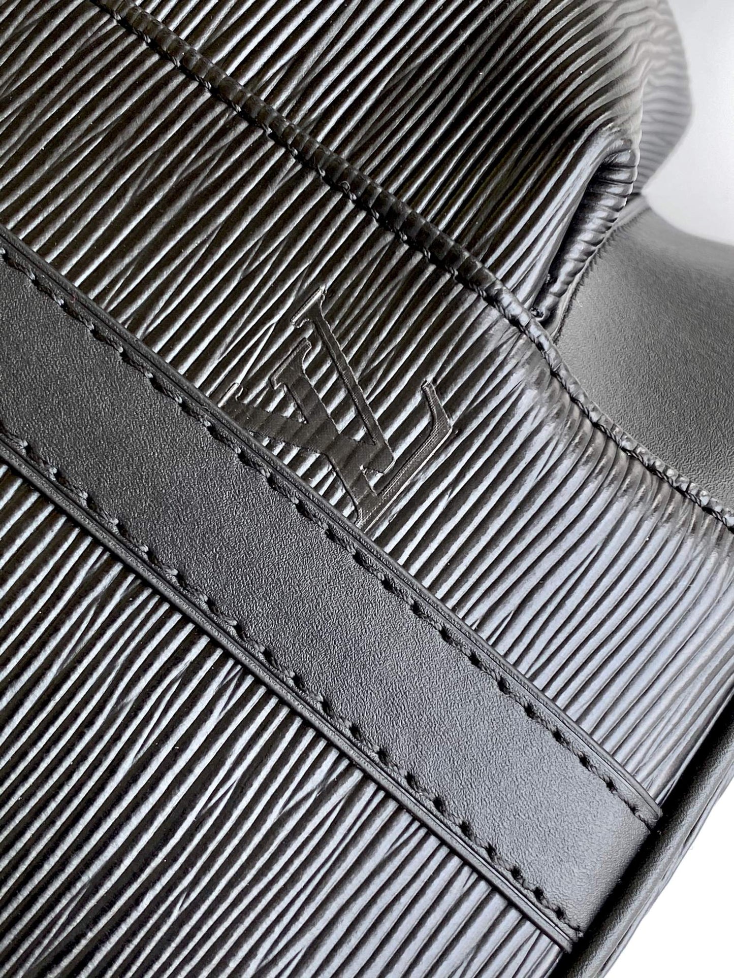 LV M41079 Christopher MM Backpack Black Epi XL Cowhide 268775 mysite