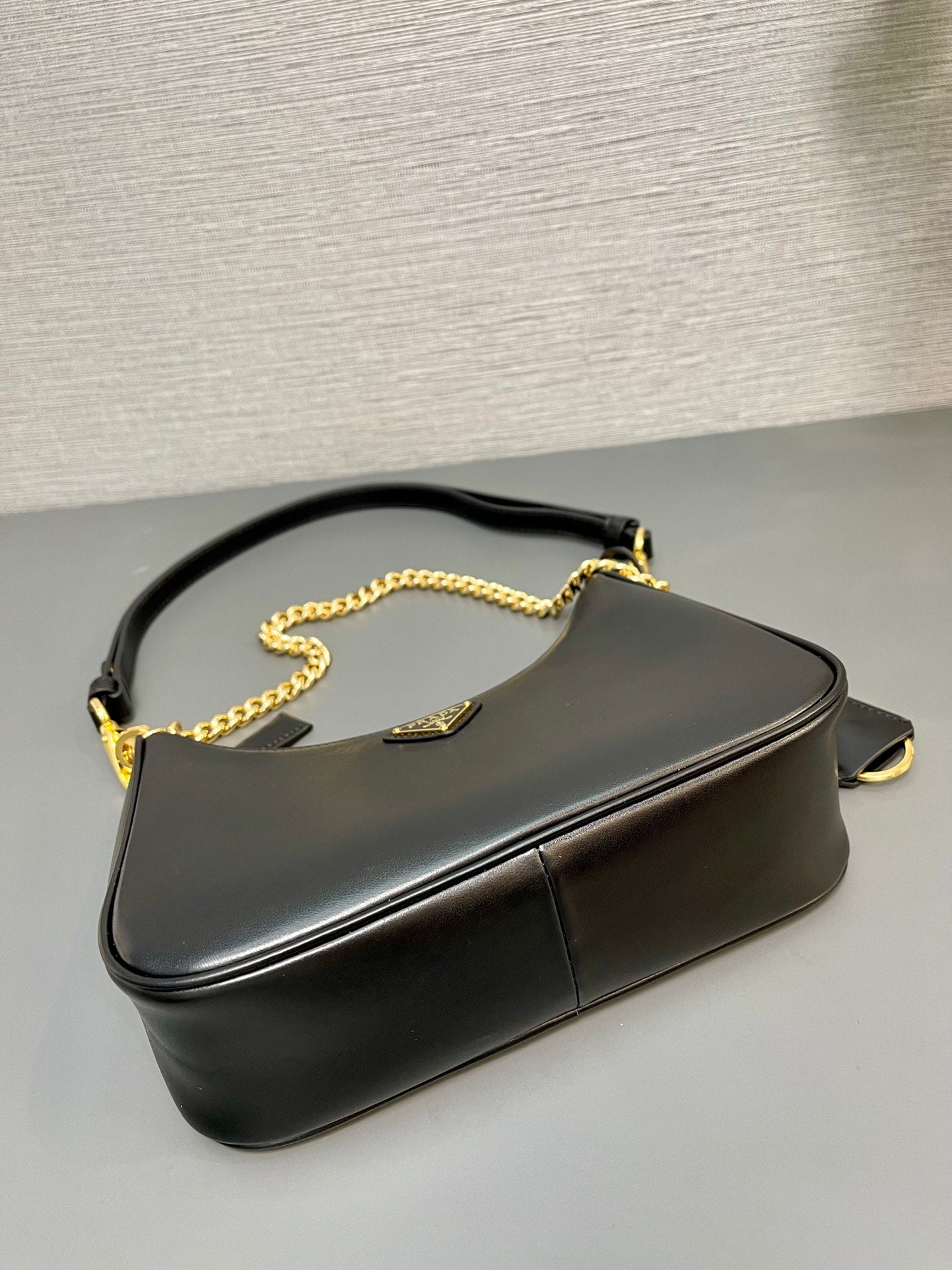 HOBO BAG 23 IN BLACK SMOOTH NAPPA LAMBSKIN GOLD HARDWARE mysite