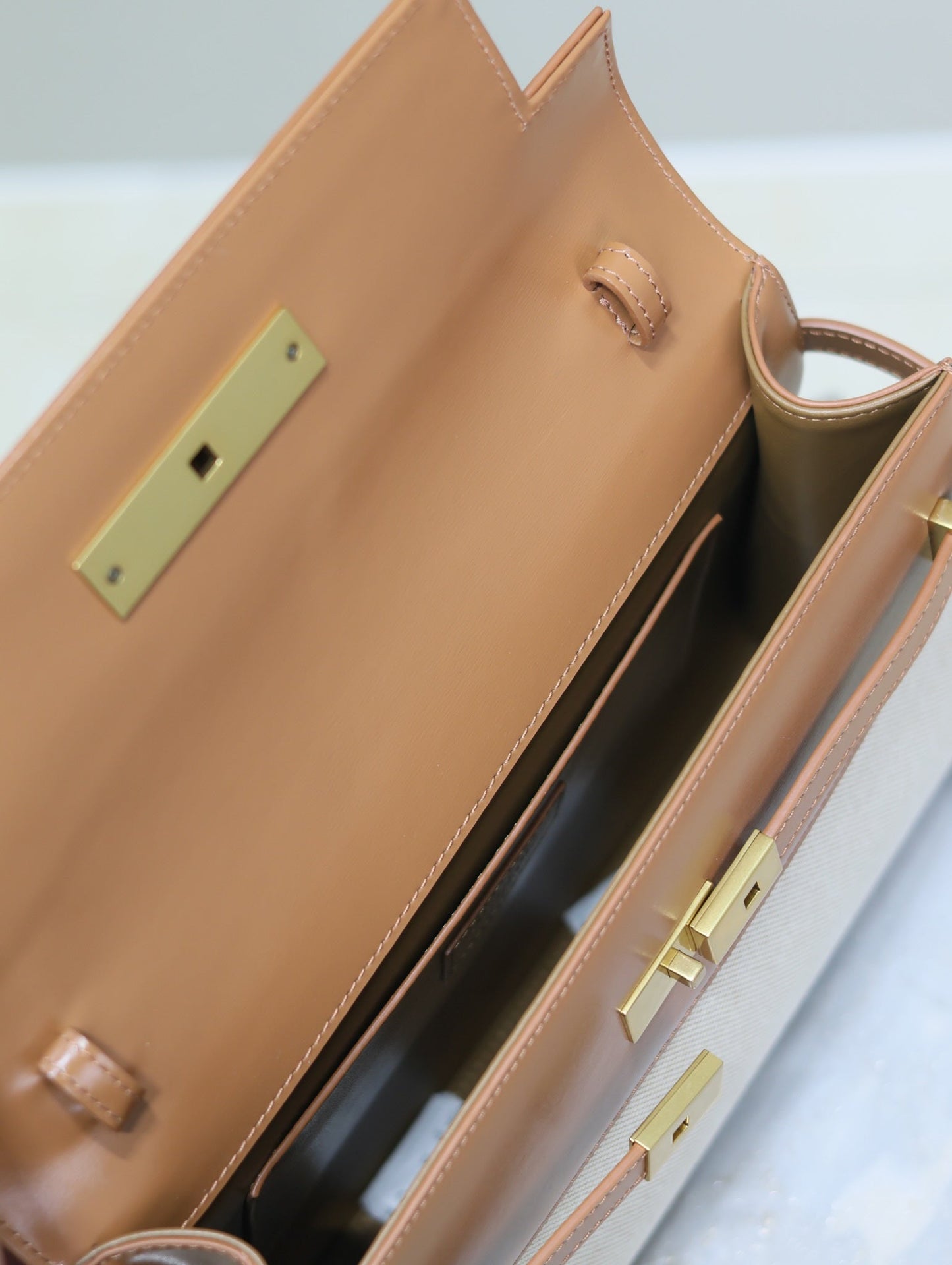 MANHATTAN MEDIUM 29 IN WHITE CANVAS AND BROWN CALFSKIN GOLD BUCKLE mysite