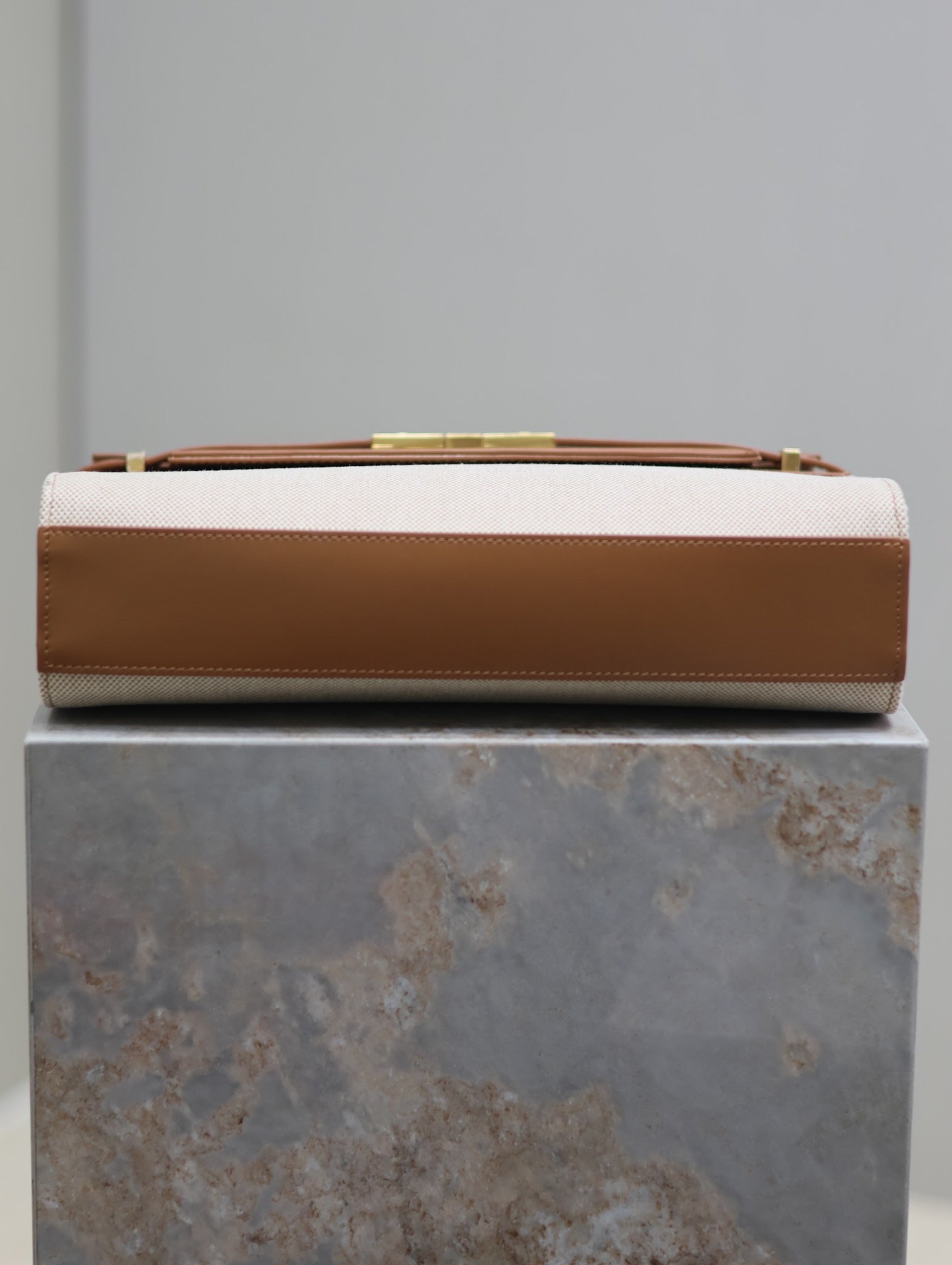 MANHATTAN MEDIUM 29 IN WHITE CANVAS AND BROWN CALFSKIN GOLD BUCKLE mysite