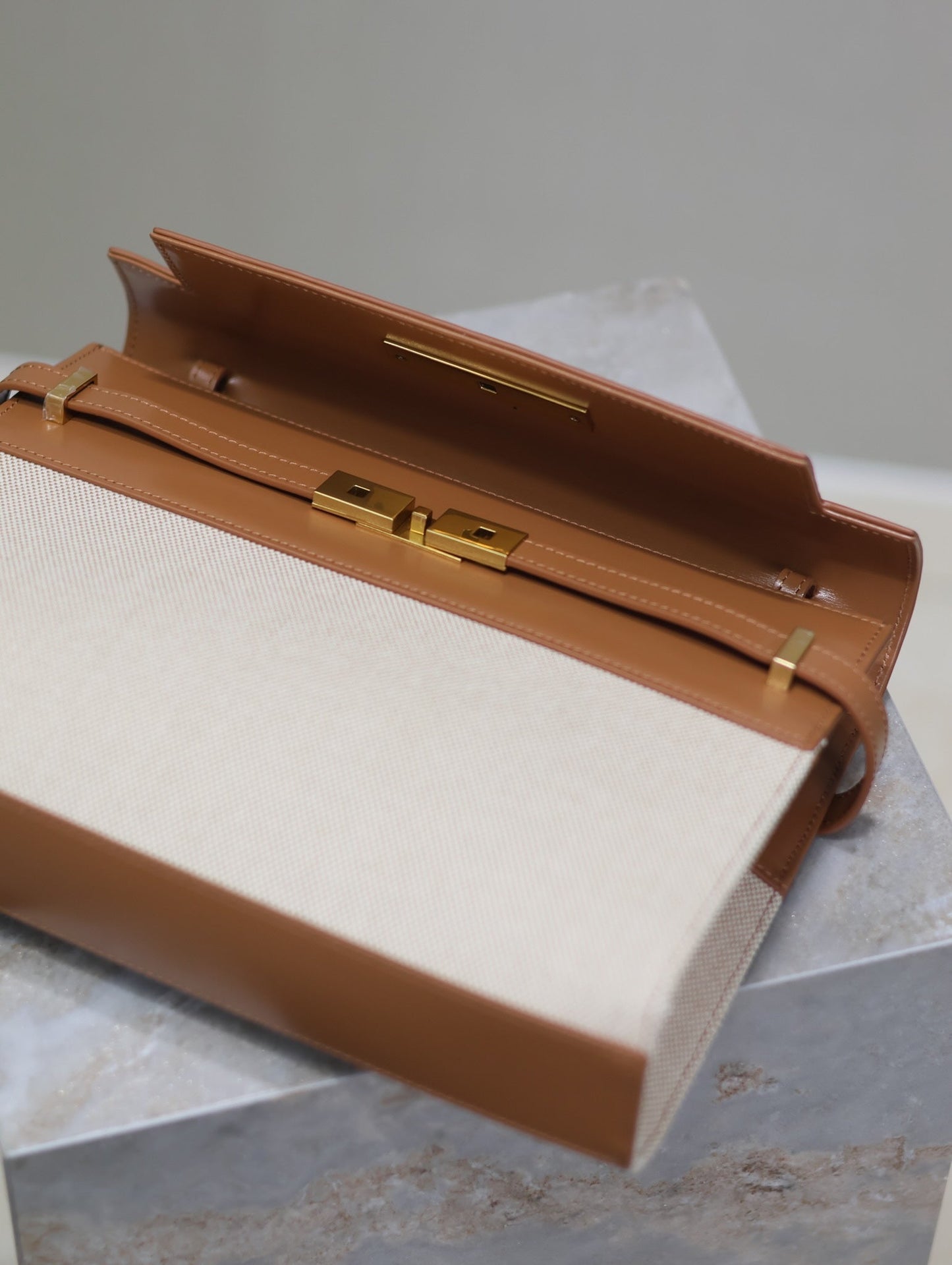 MANHATTAN MEDIUM 29 IN WHITE CANVAS AND BROWN CALFSKIN GOLD BUCKLE mysite