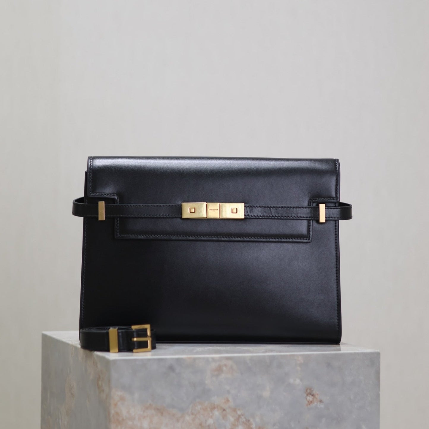 MANHATTAN MEDIUM 29 IN BLACK SMOOTH CALFSKIN GOLD BUCKLE mysite