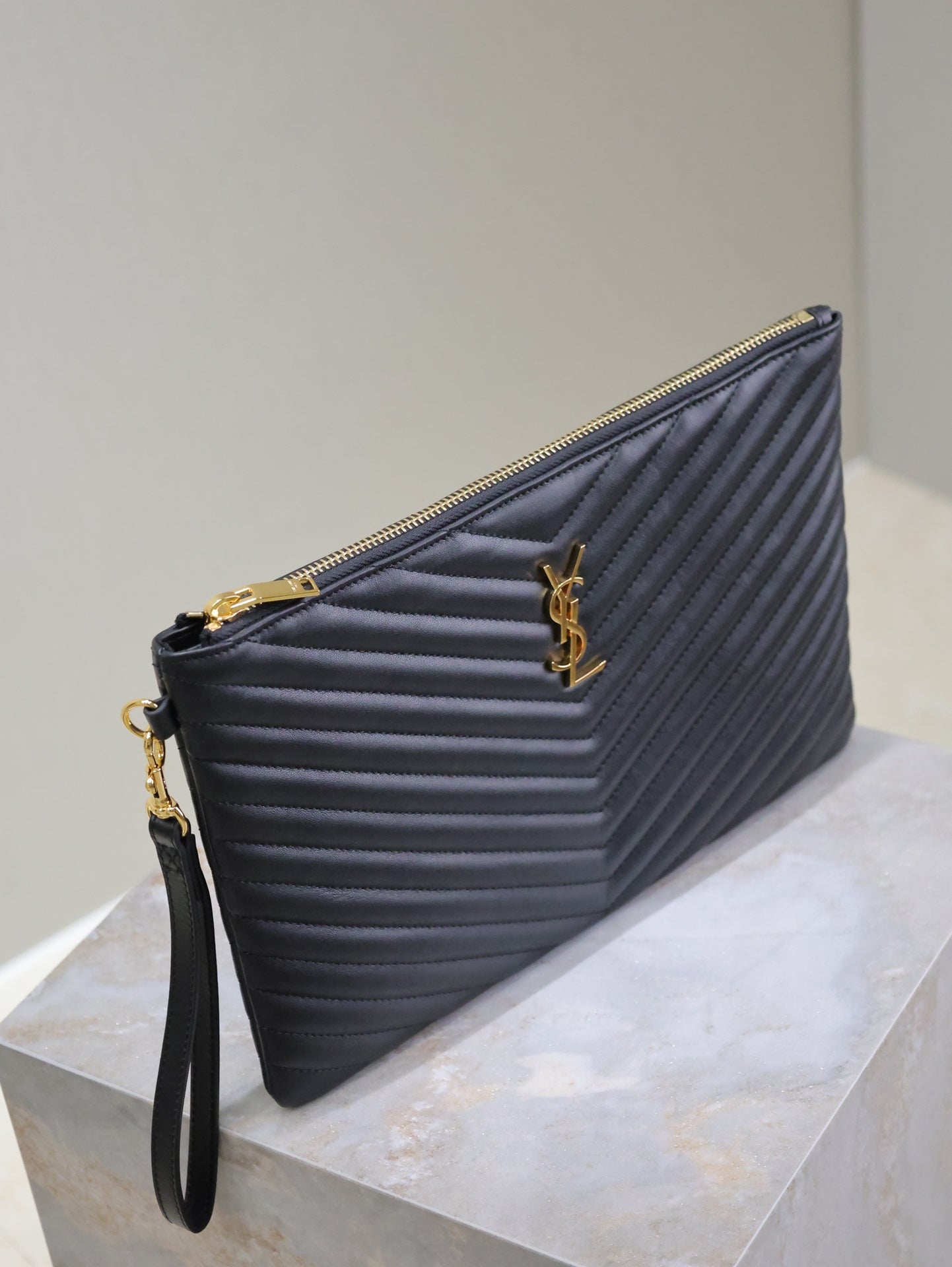 CLUTCH 30 IN BLACK QUILTED CALFSKIN GOLD BUCKLE mysite