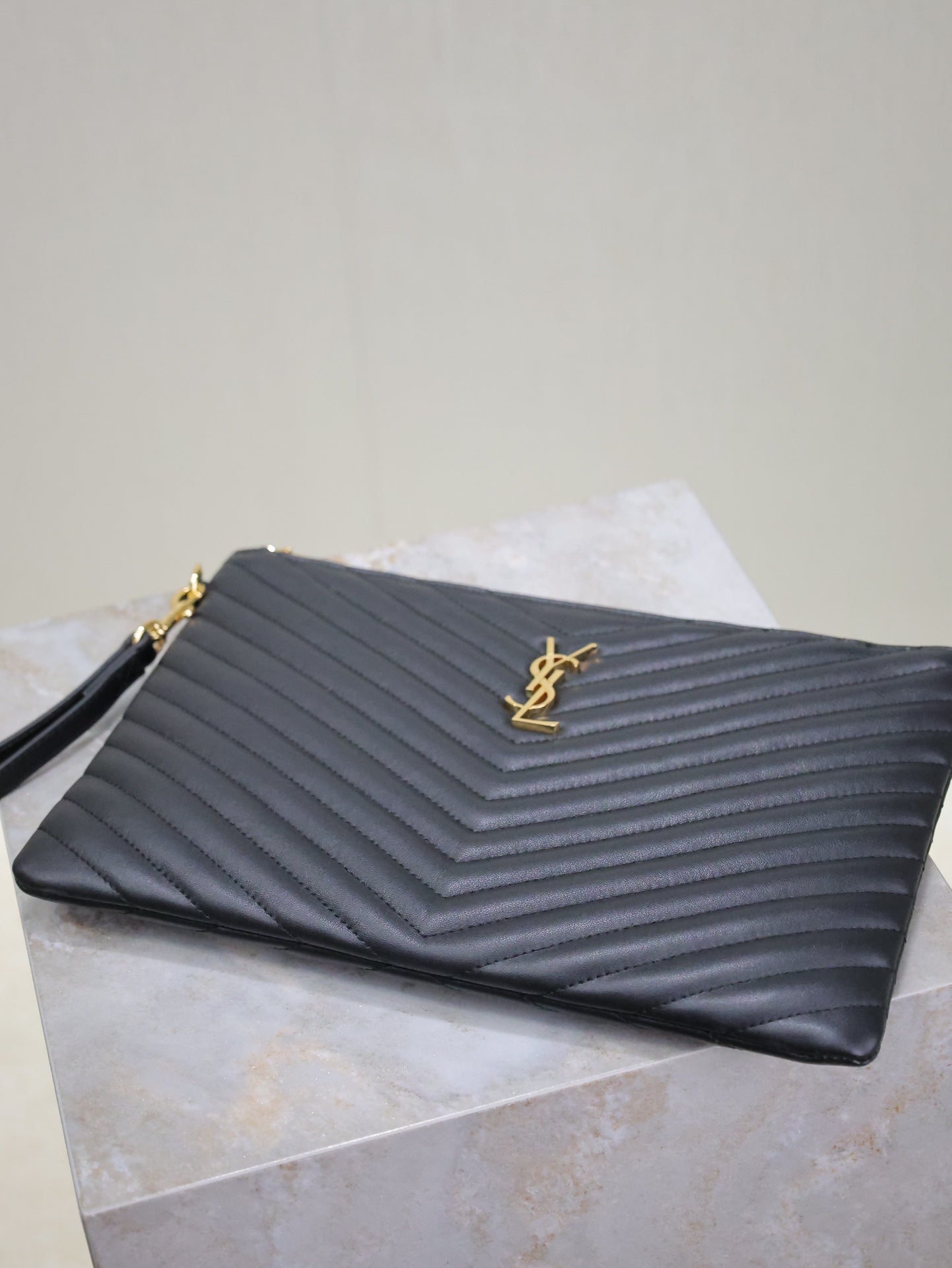 CLUTCH 30 IN BLACK QUILTED CALFSKIN GOLD BUCKLE mysite