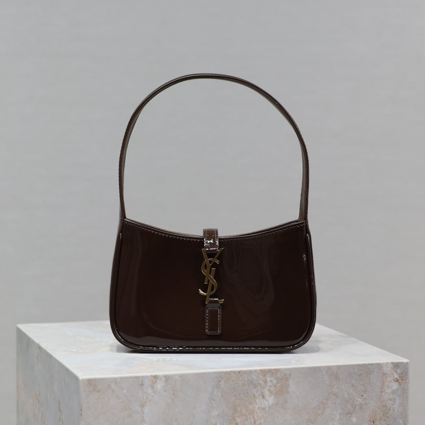 LE 5 À 7 MINI BAG 19 IN CHOCOLATE PATENT CALFSKIN GOLD LOGO mysite