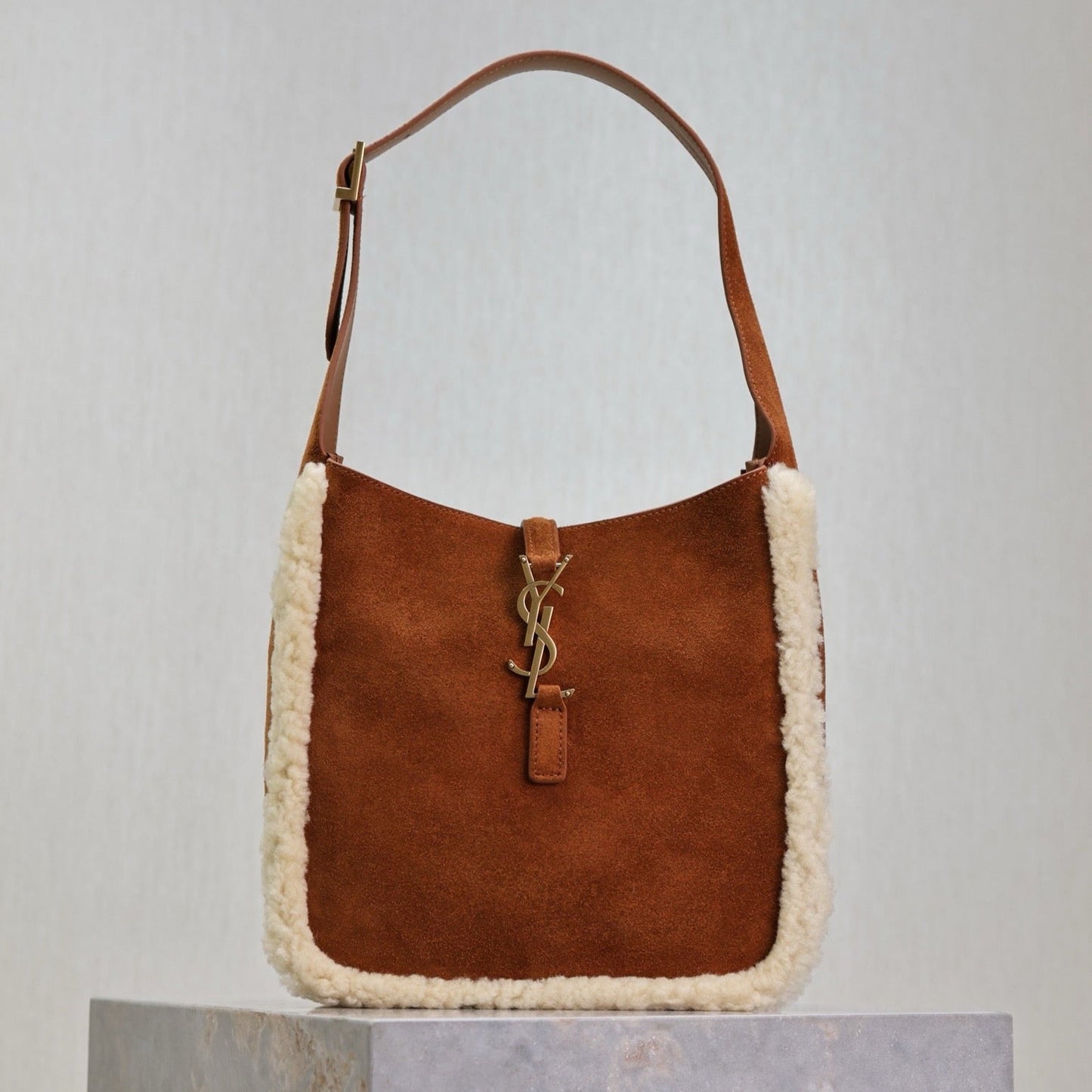 LE 5 À 7 SMALL SUPPLE 23 IN AMBER ORANGE SUEDE AND WHITE LAMB FUR TRIM mysite