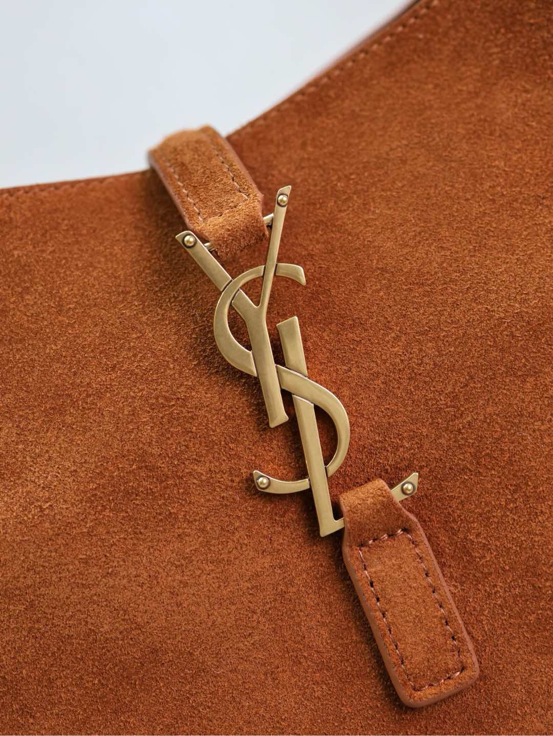 LE 5 À 7 SMALL SUPPLE 23 IN AMBER ORANGE SUEDE AND WHITE LAMB FUR TRIM mysite