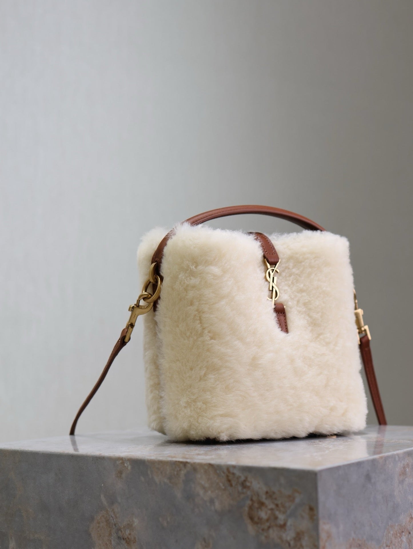 LE 37 MINI BUCKET BAG 15 IN CREAM SHEARLING AND BROWN LEATHER TRIM mysite