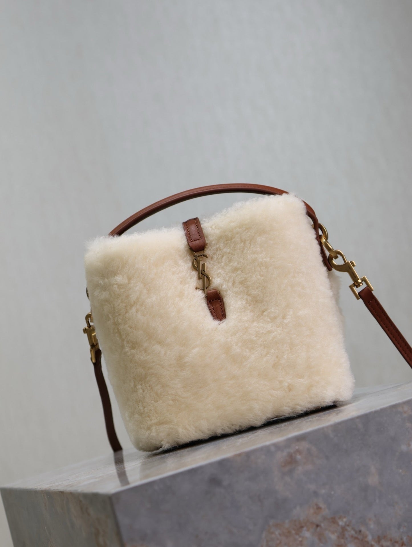 LE 37 MINI BUCKET BAG 15 IN CREAM SHEARLING AND BROWN LEATHER TRIM mysite