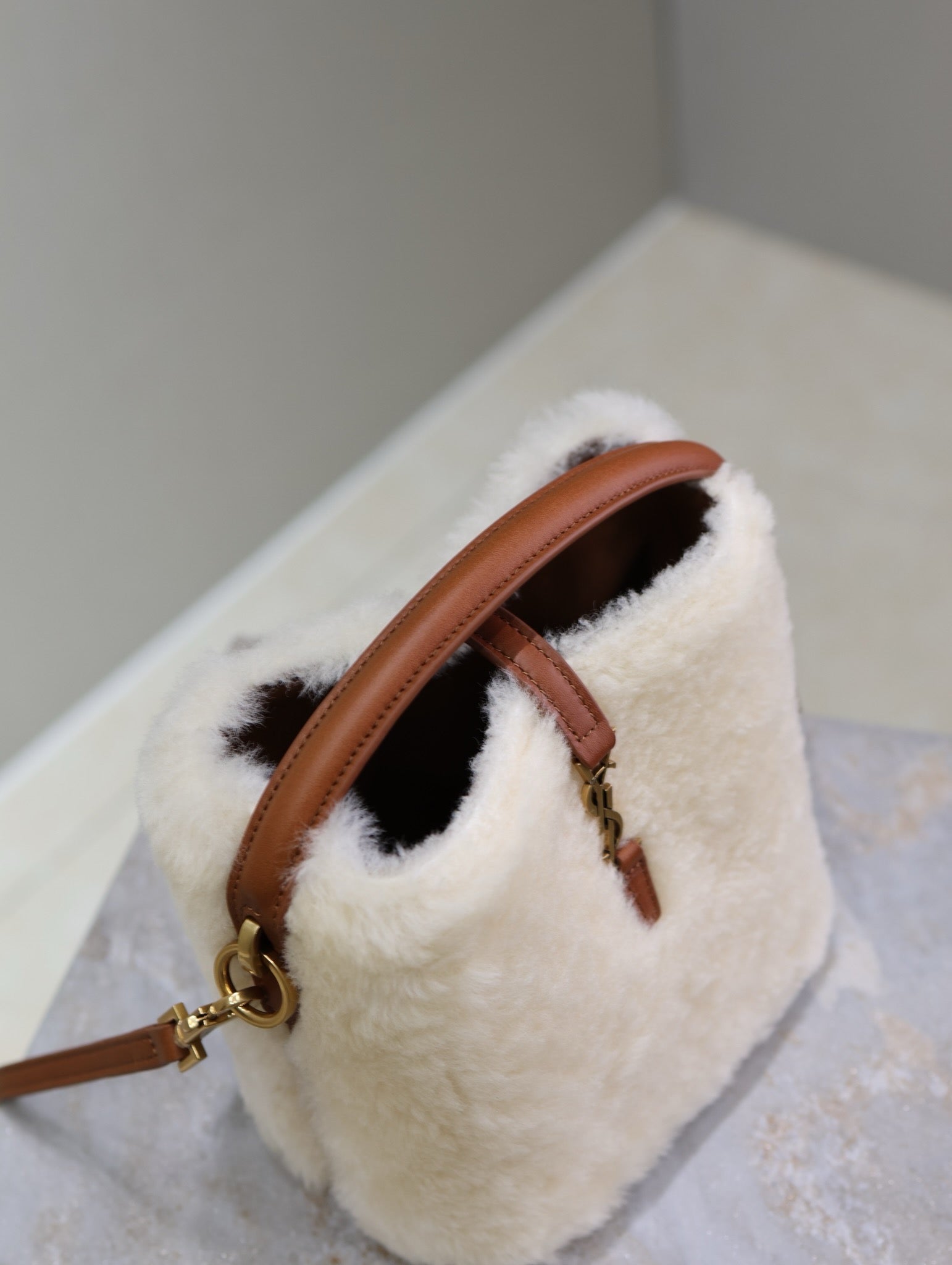 LE 37 MINI BUCKET BAG 15 IN CREAM SHEARLING AND BROWN LEATHER TRIM mysite