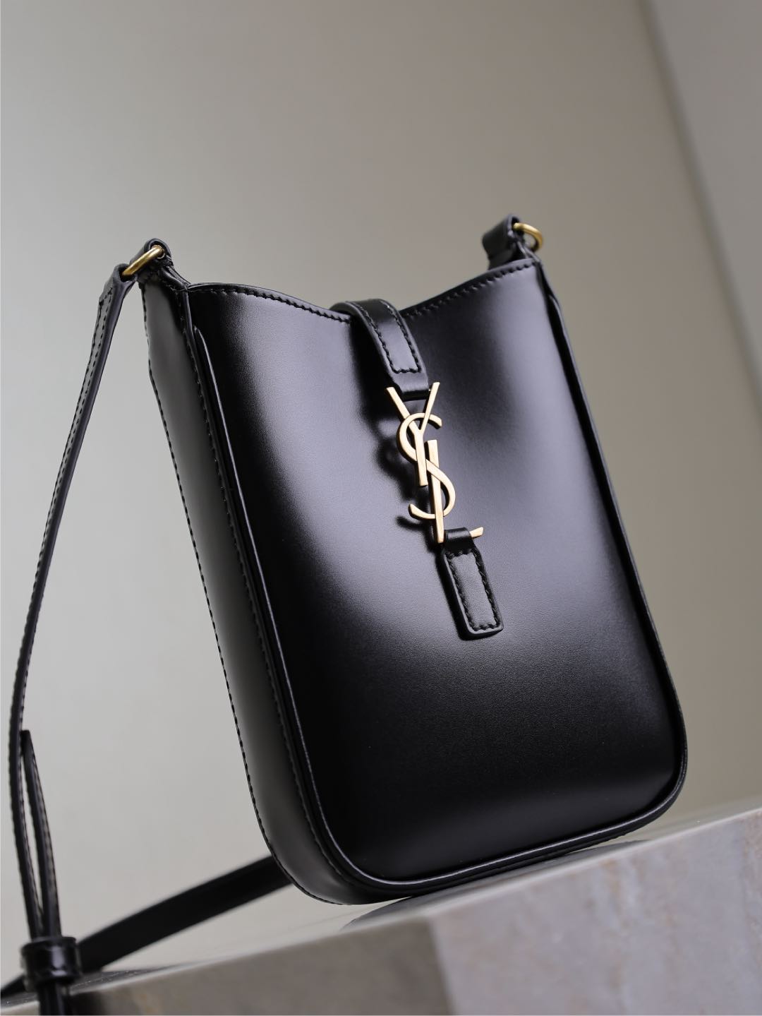 LE 5 À 7 PHONE BAG 18 IN BLACK CALFSKIN mysite