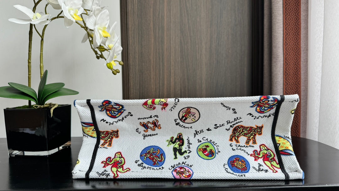 Medium CD Book Tote 36cm White Multicolor Dragon Zodiac Embroidery mysite